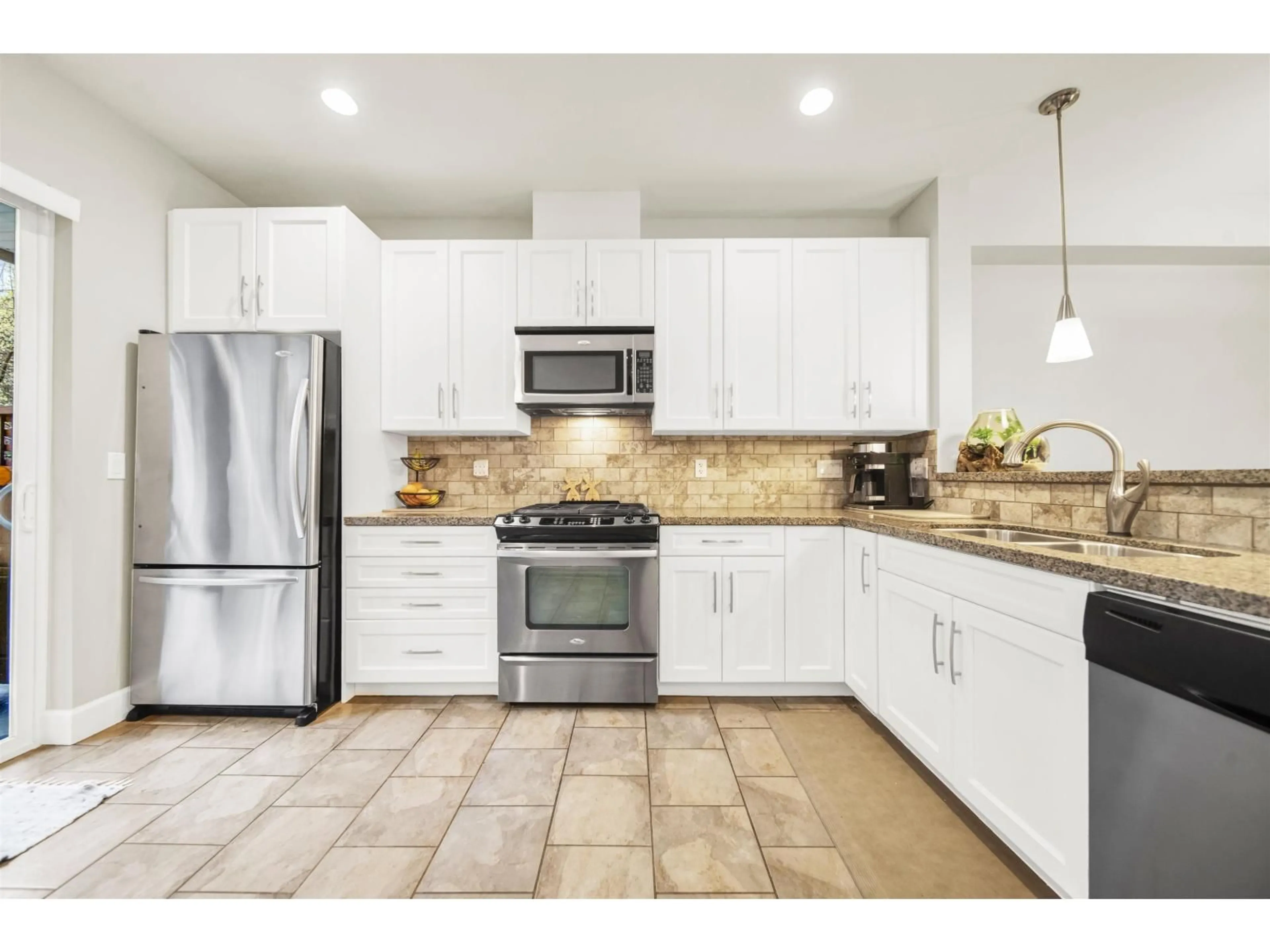 Open concept kitchen, ceramic/tile floor for 9 - 2979 156 STREET, Surrey British Columbia V3V2S7