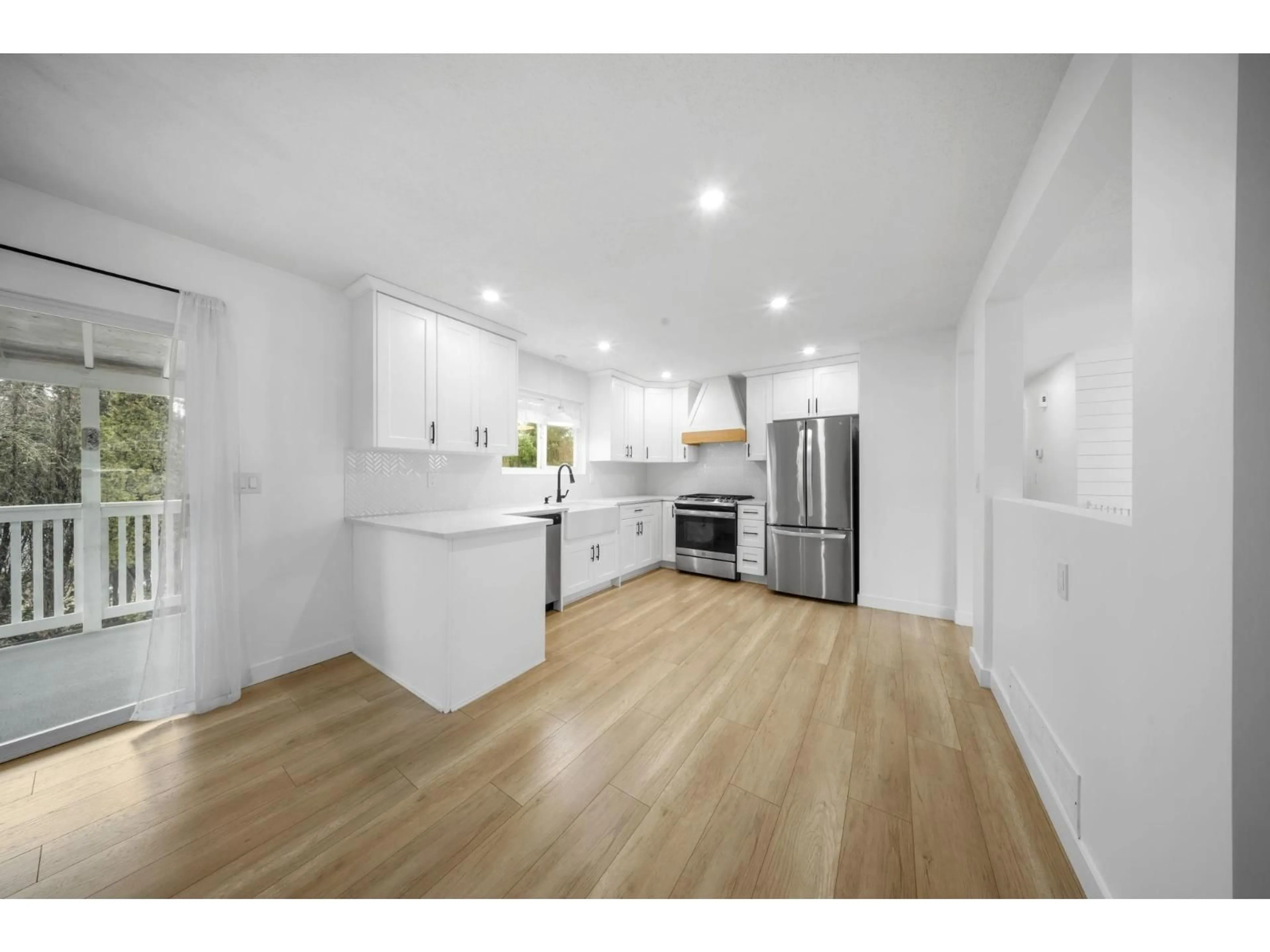 Open concept kitchen, wood/laminate floor for 34467 IMMEL STREET, Abbotsford British Columbia V2S4T6