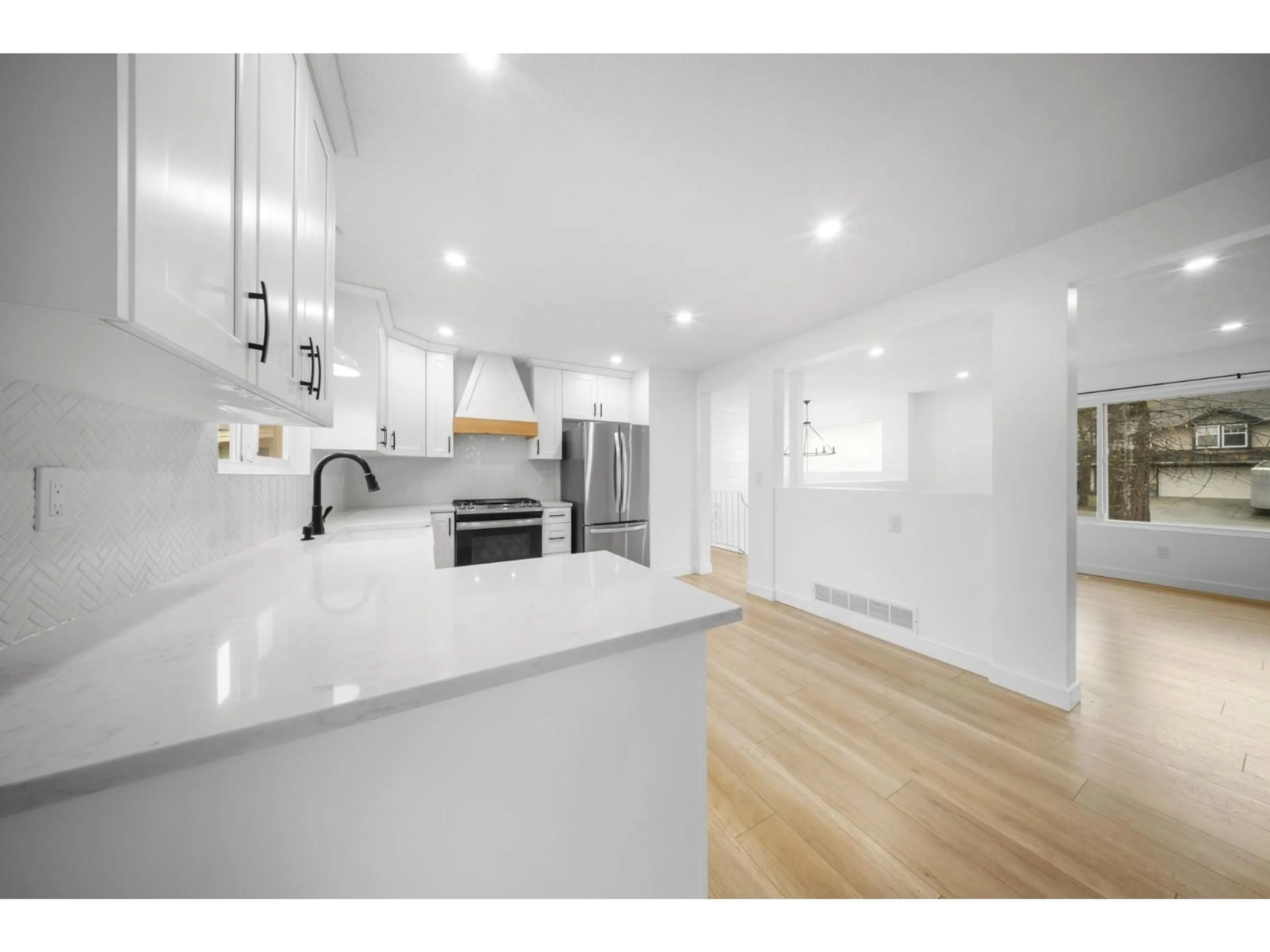 Open concept kitchen, unknown for 34467 IMMEL STREET, Abbotsford British Columbia V2S4T6