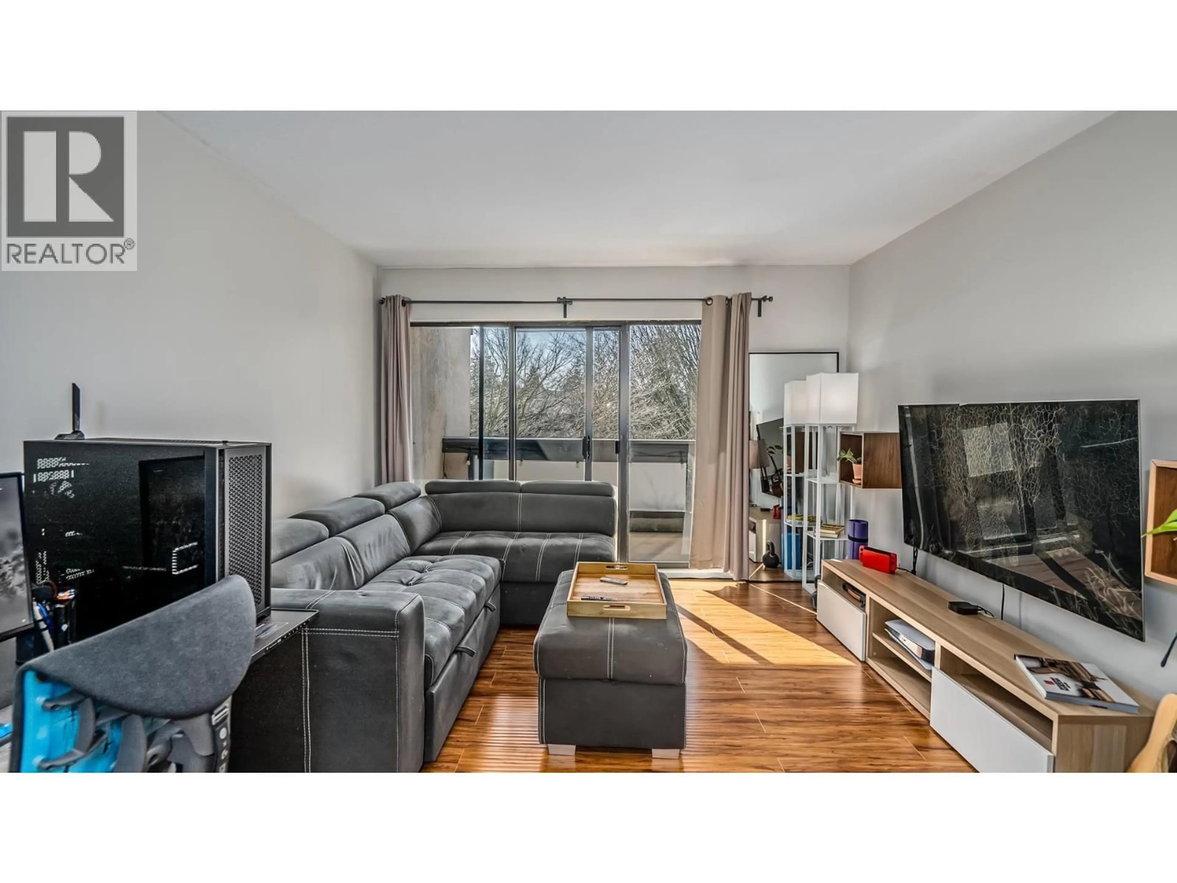 Living room with furniture, wood/laminate floor for 305 - 975 13TH AVENUE, Vancouver British Columbia V5Z1P4