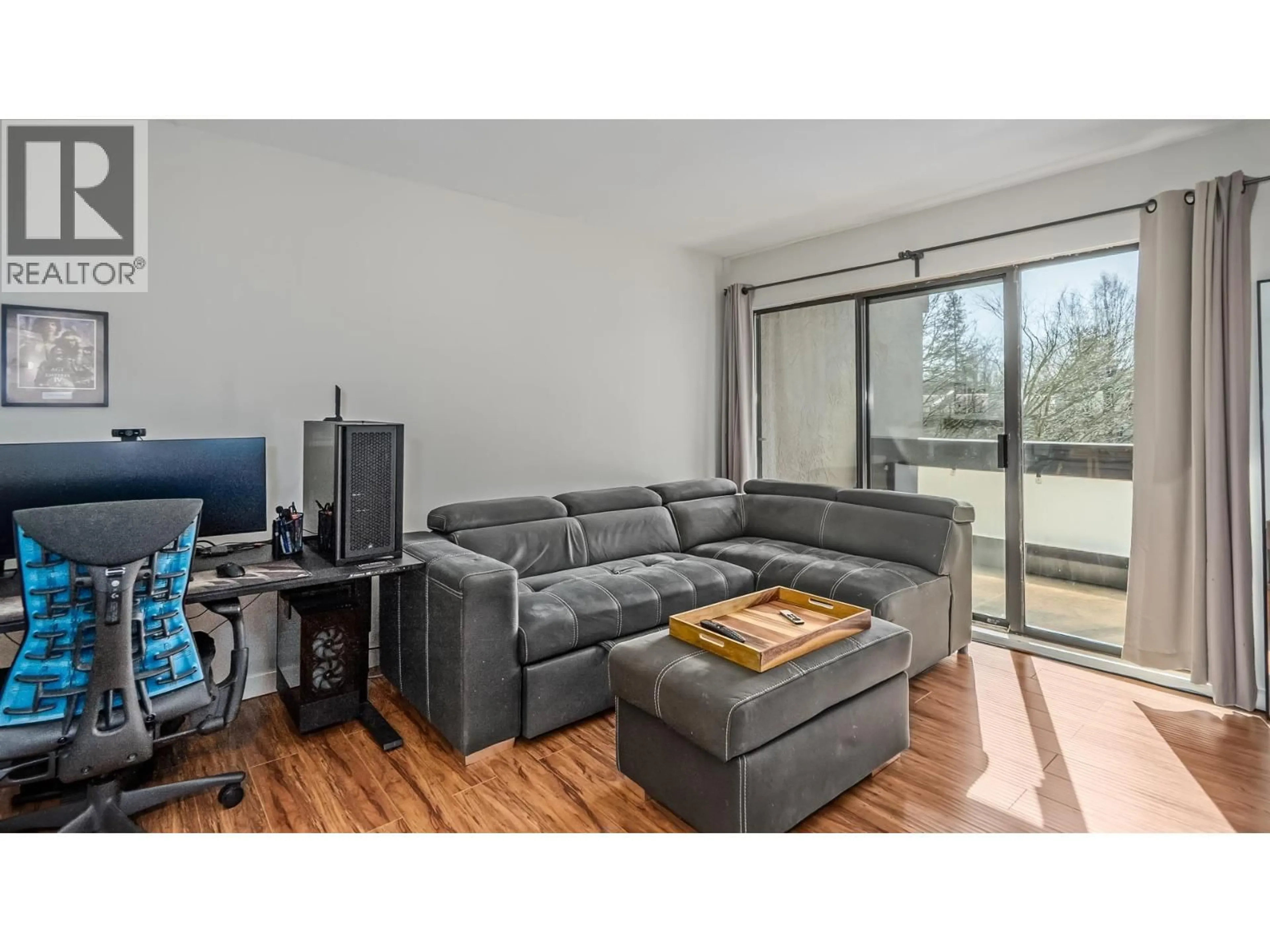 Living room with furniture, wood/laminate floor for 305 - 975 13TH AVENUE, Vancouver British Columbia V5Z1P4
