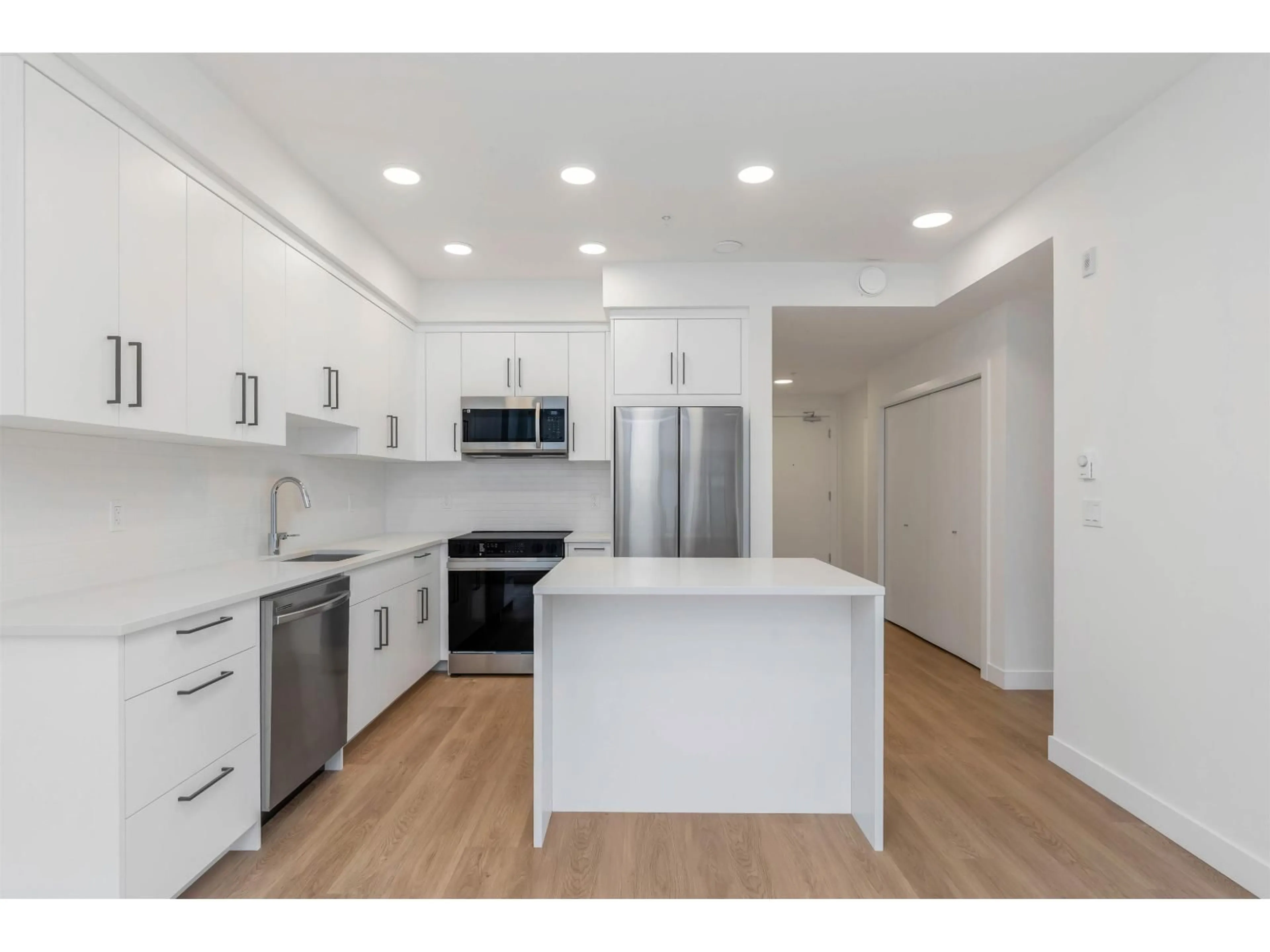 Open concept kitchen, unknown for 410 - 33816 SOUTH FRASER WAY, Abbotsford British Columbia V2S0P2