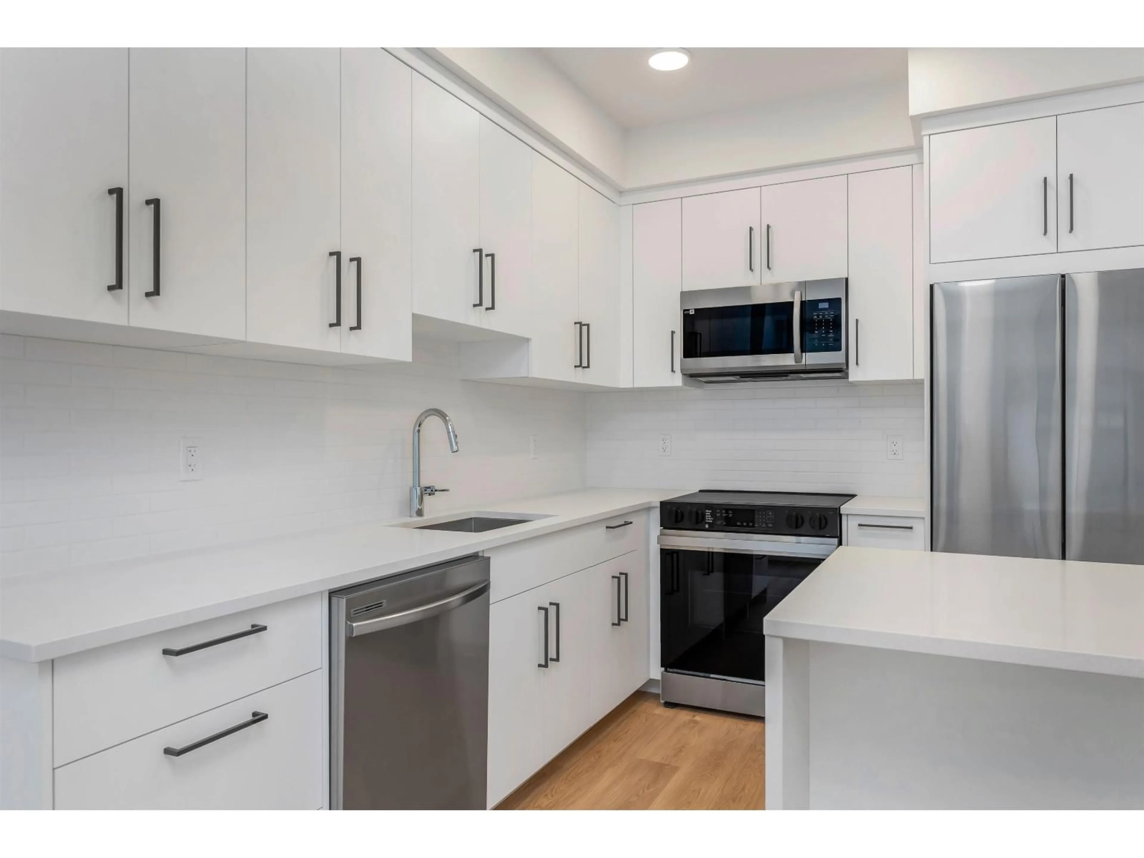 Standard kitchen, ceramic/tile floor for 410 - 33816 SOUTH FRASER WAY, Abbotsford British Columbia V2S0P2