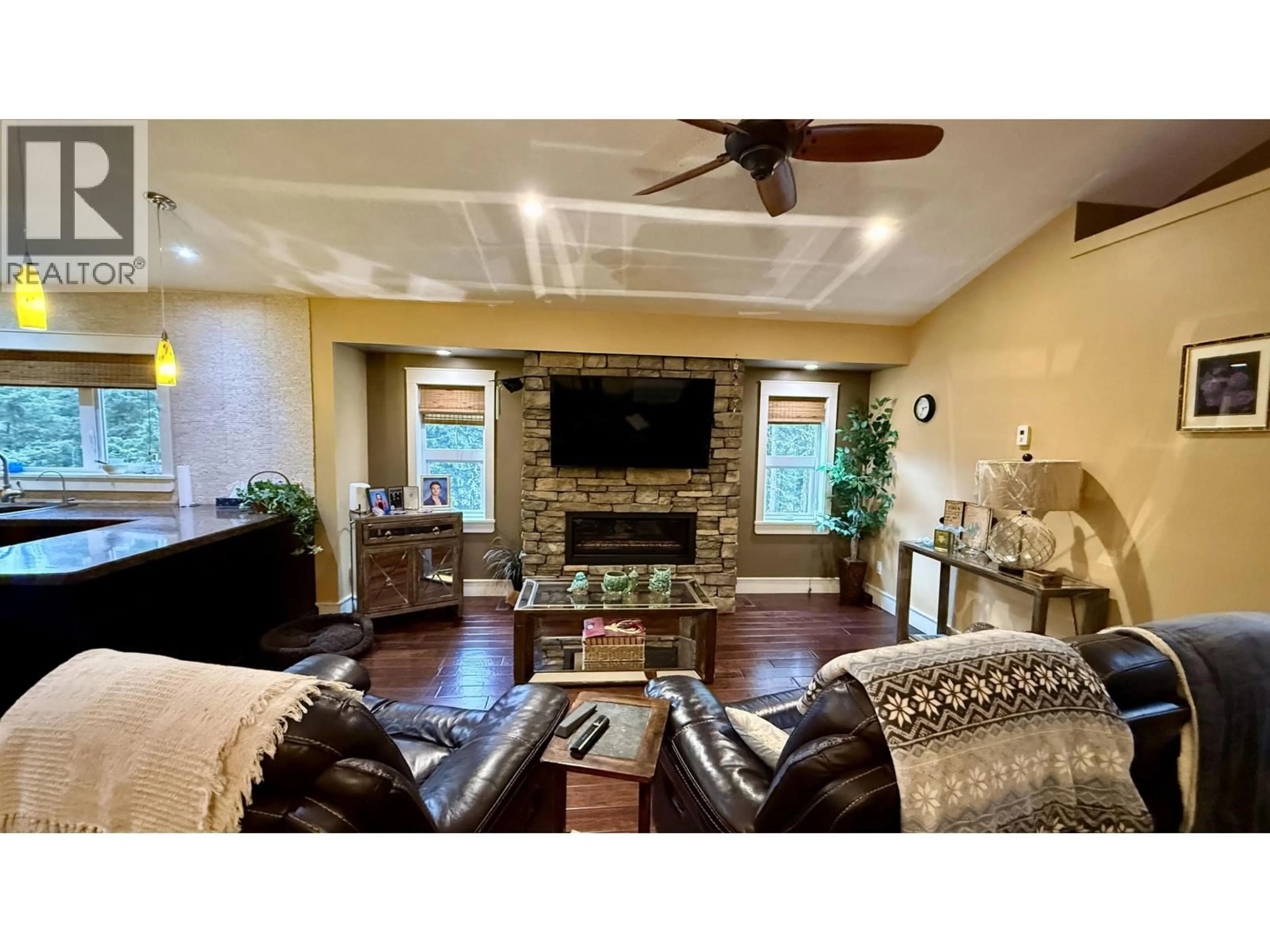 Living room with furniture, unknown for 5276 CHINTU DRIVE, 108 Mile Ranch British Columbia V0K2Z0