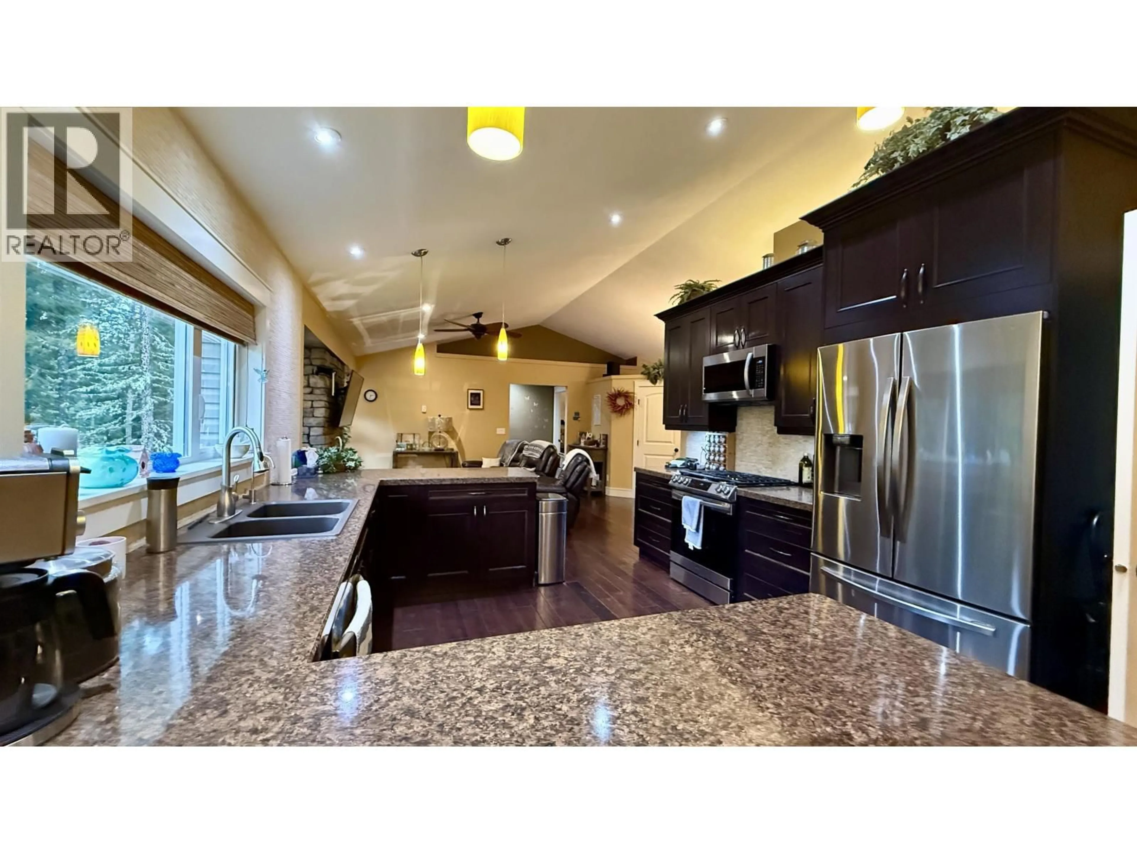 Open concept kitchen, ceramic/tile floor for 5276 CHINTU DRIVE, 108 Mile Ranch British Columbia V0K2Z0