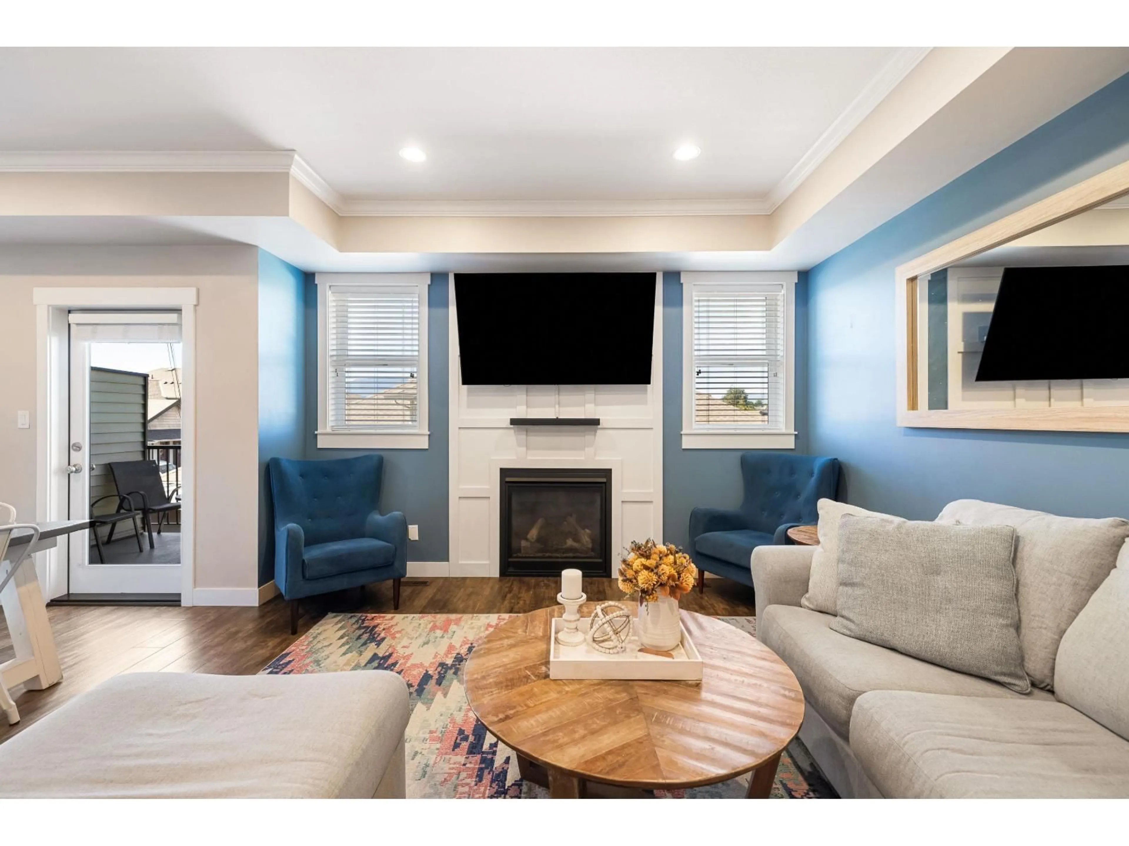 Living room with furniture, wood/laminate floor for 5 - 6491 VEDDER ROAD, Chilliwack British Columbia V2R0Y5