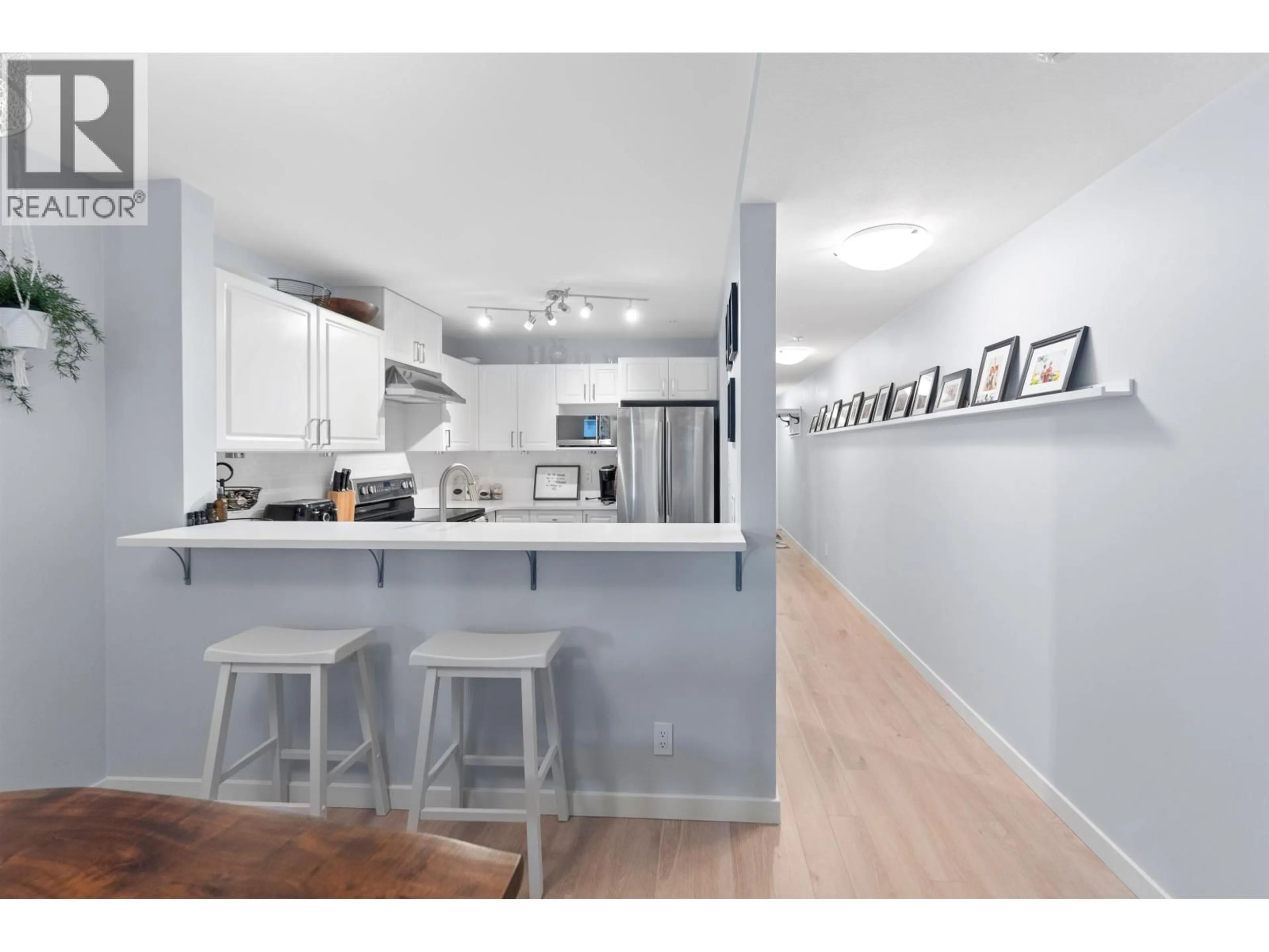 Open concept kitchen, unknown for 304 - 137 17TH STREET, North Vancouver British Columbia V7M1V5