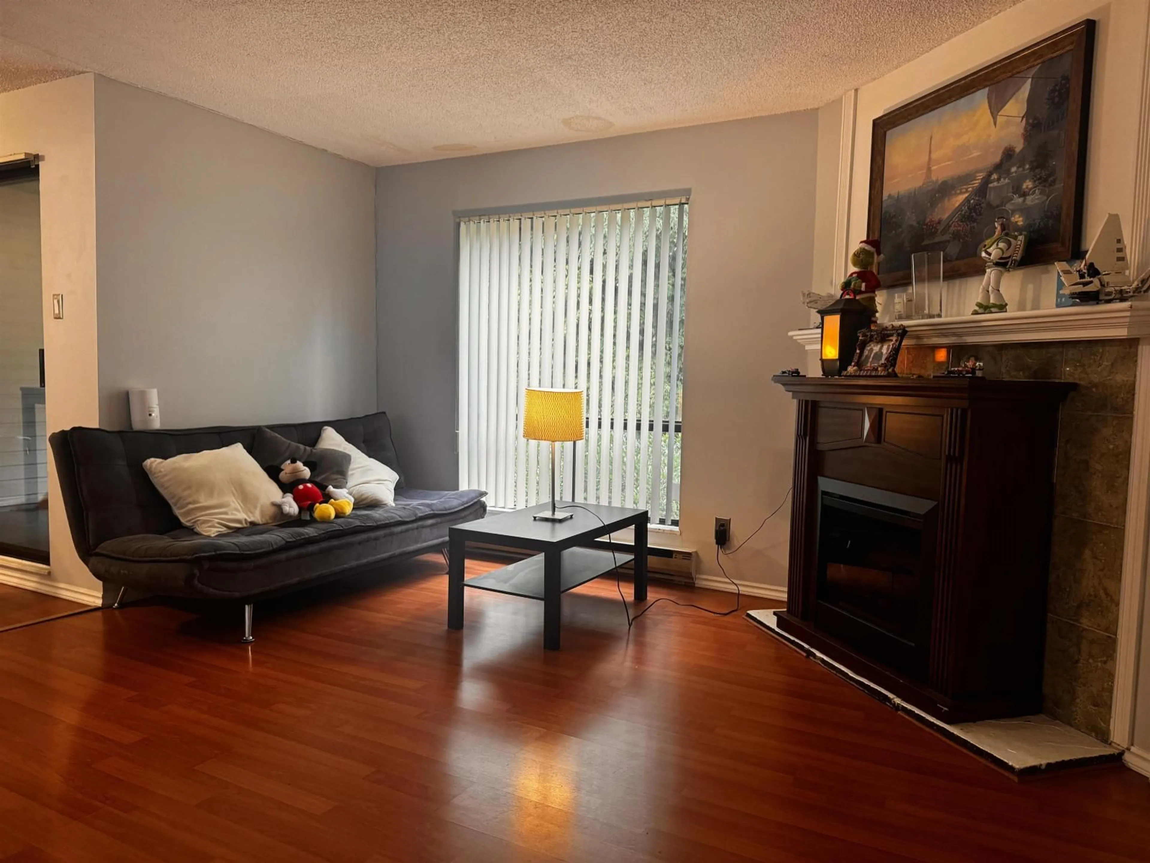 Living room with furniture, wood/laminate floor for 10527 HOLLY PARK LANE, Surrey British Columbia V3R6X8