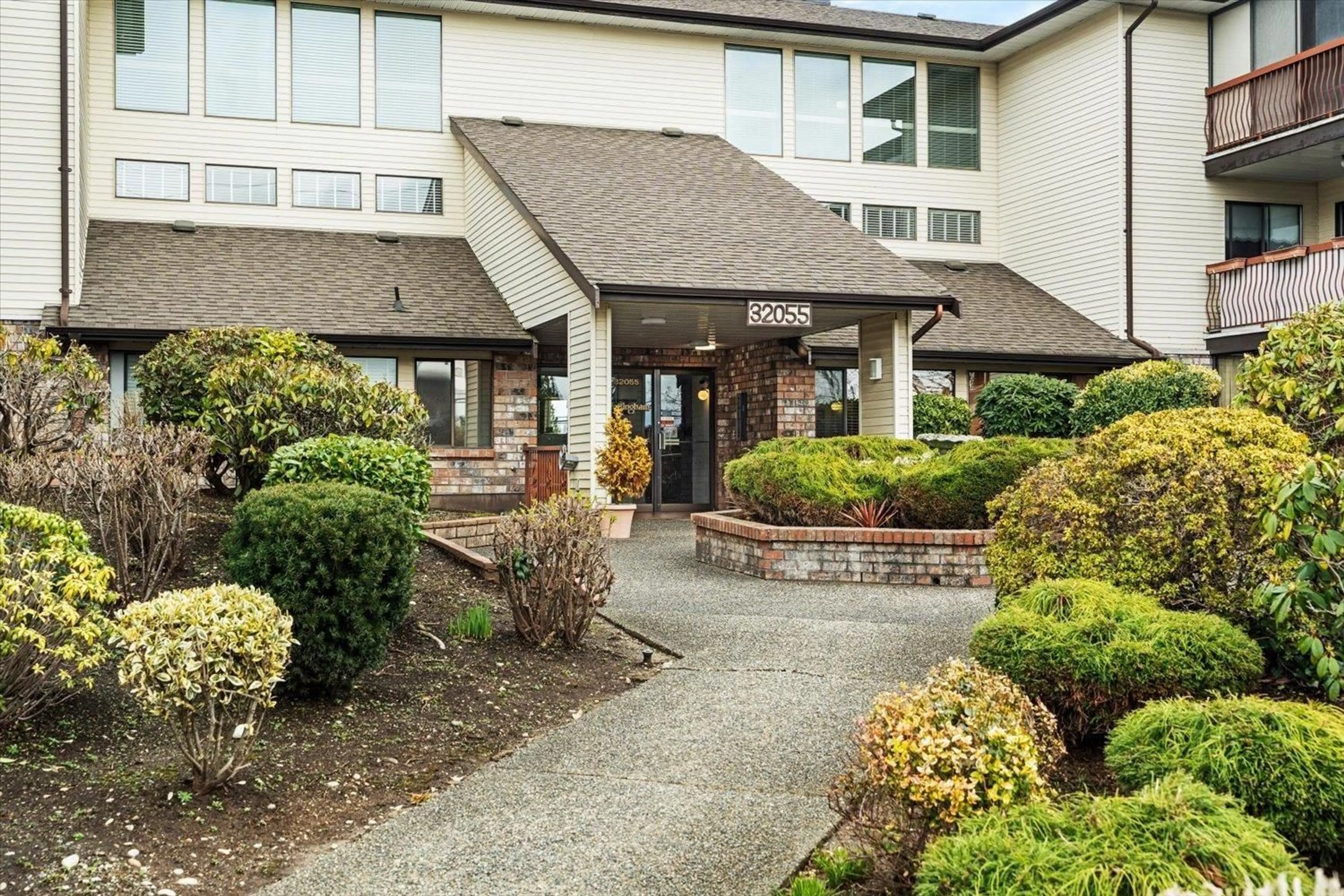 Indoor foyer for 112 - 32055 OLD YALE ROAD, Abbotsford British Columbia V2T2C8