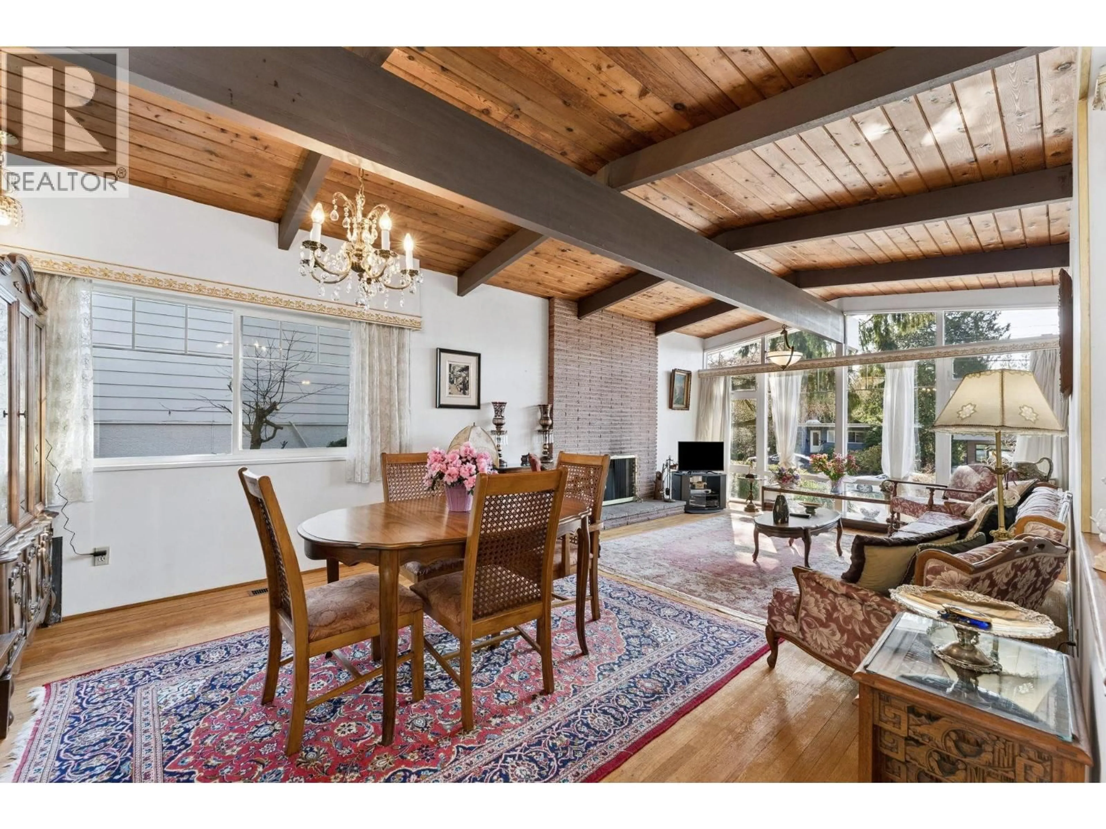 Dining room, wood/laminate floor for 922 CANYON BOULEVARD, North Vancouver British Columbia V7R2J8