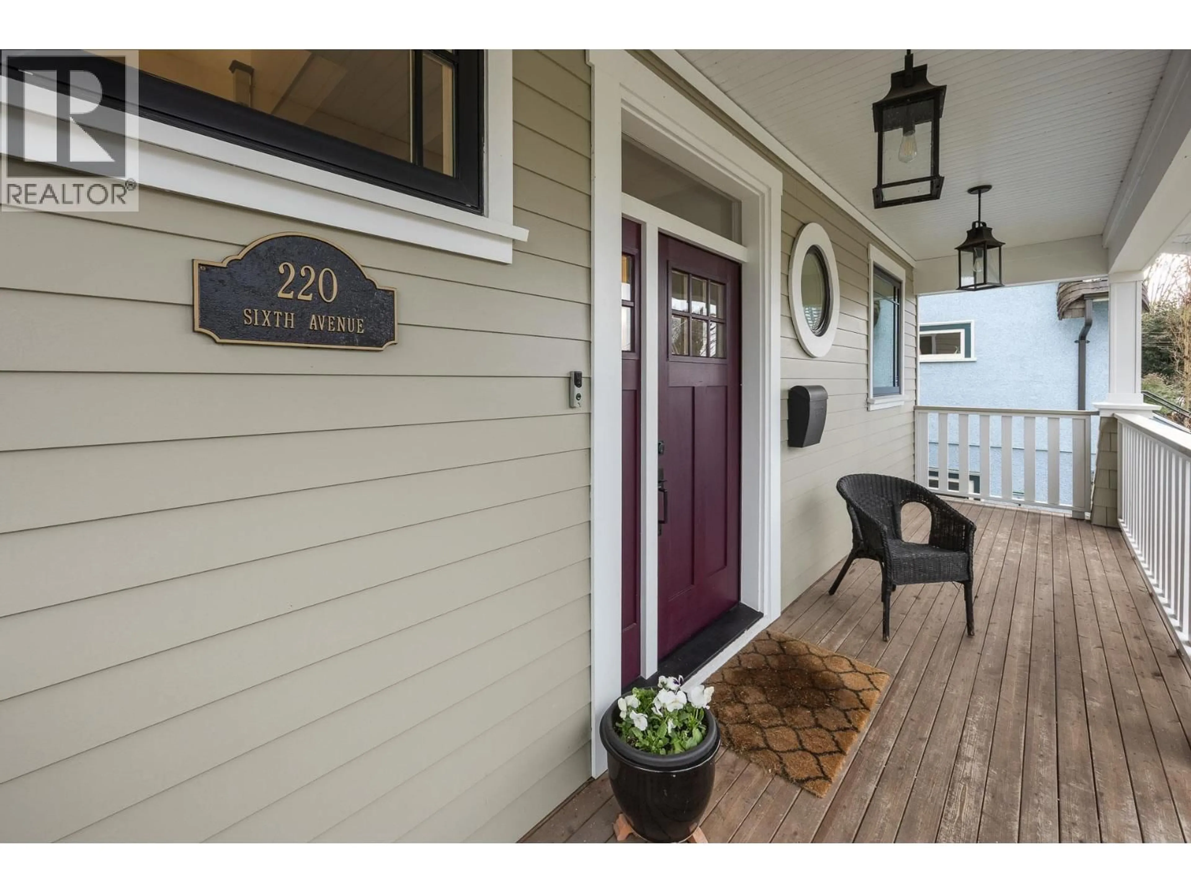 Indoor entryway for 220 SIXTH AVENUE, New Westminster British Columbia V3L1T6