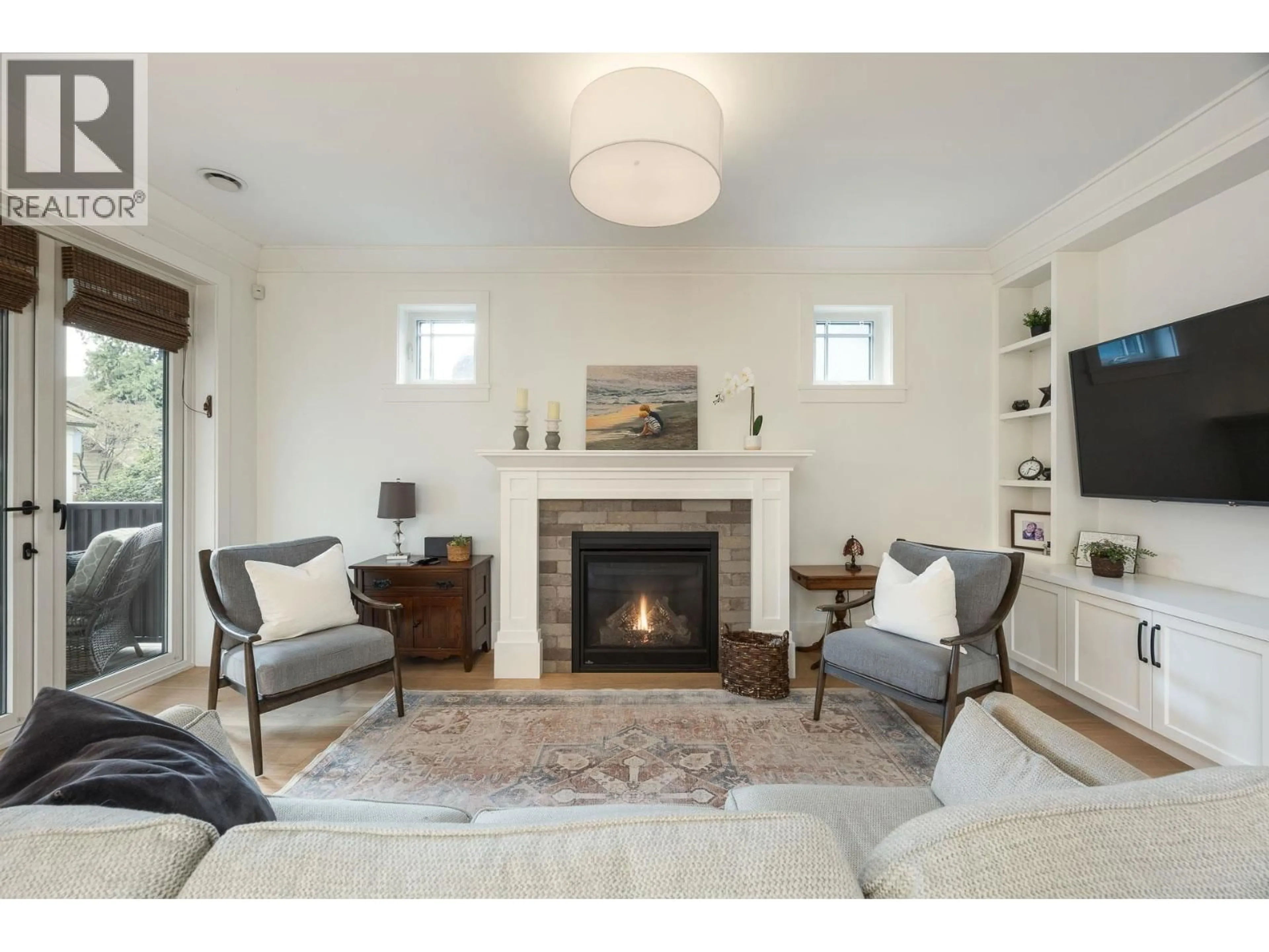 Living room with furniture, unknown for 220 SIXTH AVENUE, New Westminster British Columbia V3L1T6