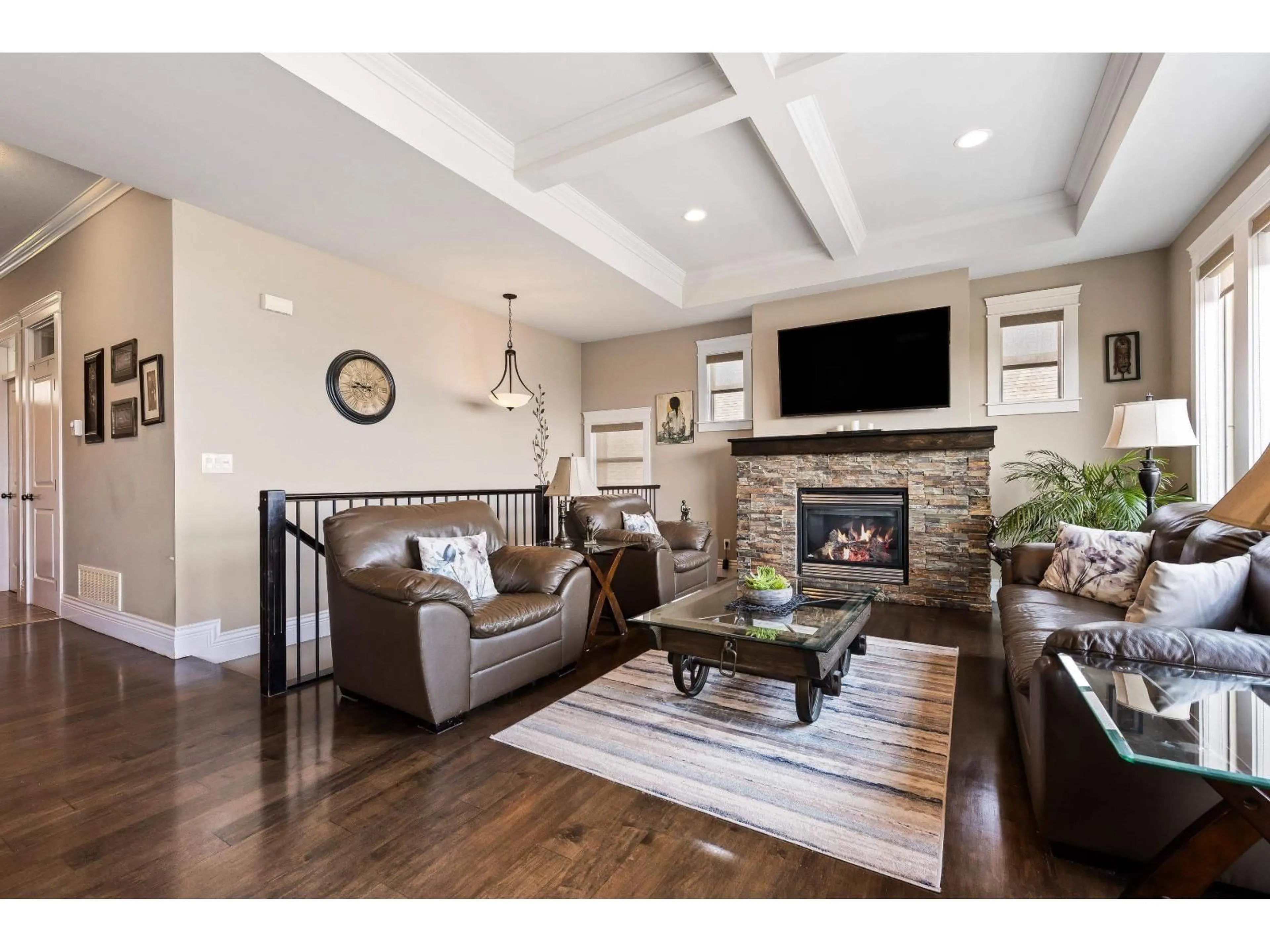 Living room with furniture, wood/laminate floor for 29 - 43540 ALAMEDA DRIVE, Chilliwack British Columbia V2R0J9