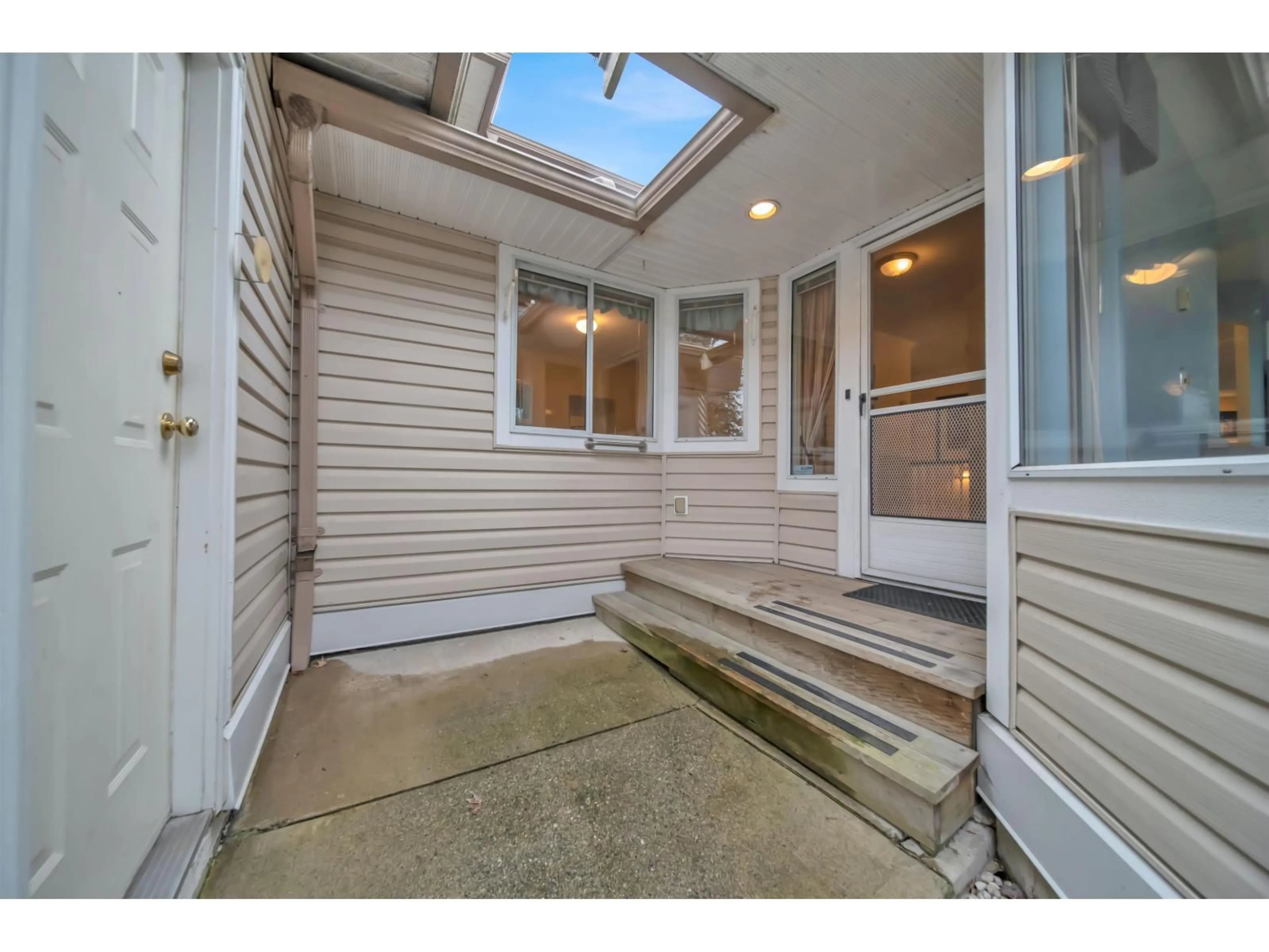Indoor entryway for 101 - 16071 82 AVENUE, Surrey British Columbia V3S2L6