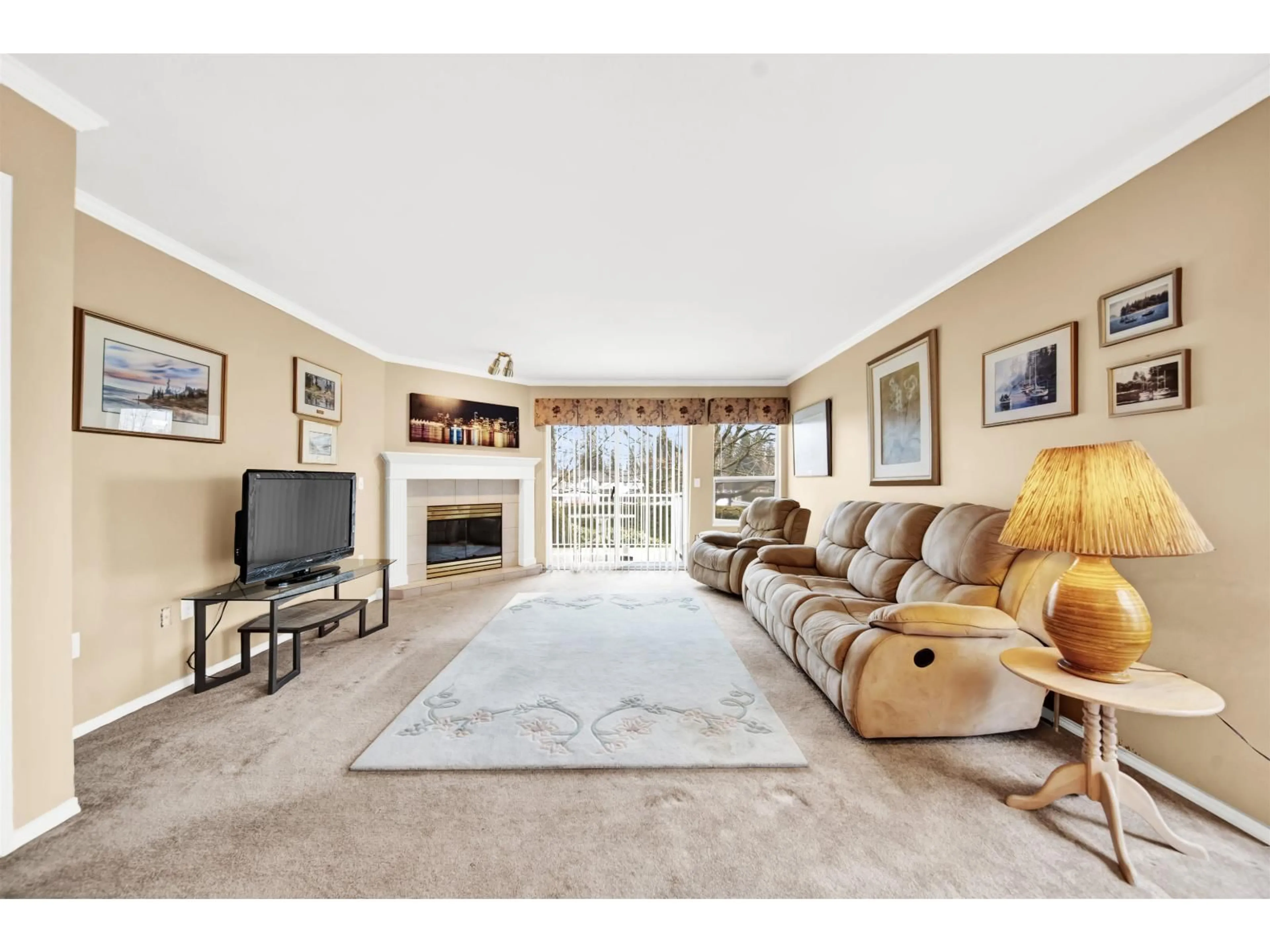 Living room with furniture, carpet floor for 101 - 16071 82 AVENUE, Surrey British Columbia V3S2L6