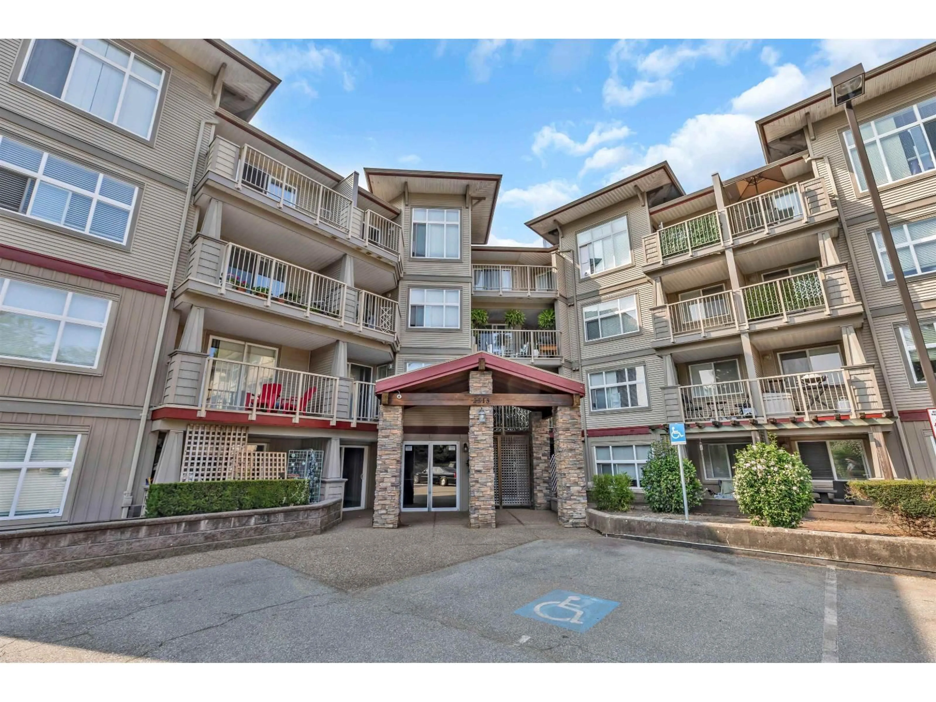 Indoor foyer for 209 - 2515 PARK DRIVE, Abbotsford British Columbia V2S0B2