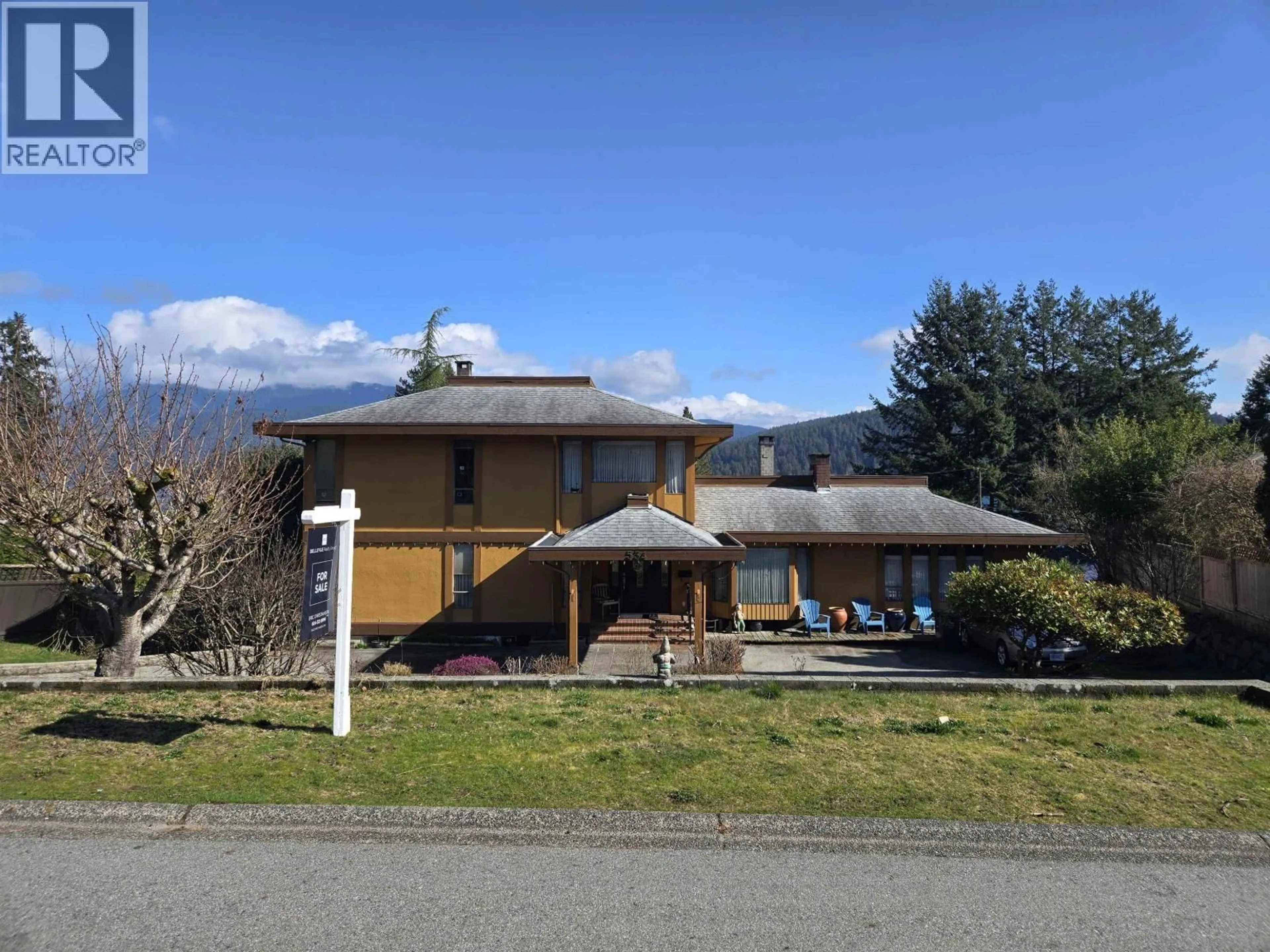 A pic from outside/outdoor area/front of a property/back of a property/a pic from drone, mountain view for 534 BEACHVIEW DRIVE, North Vancouver British Columbia V7G1P9