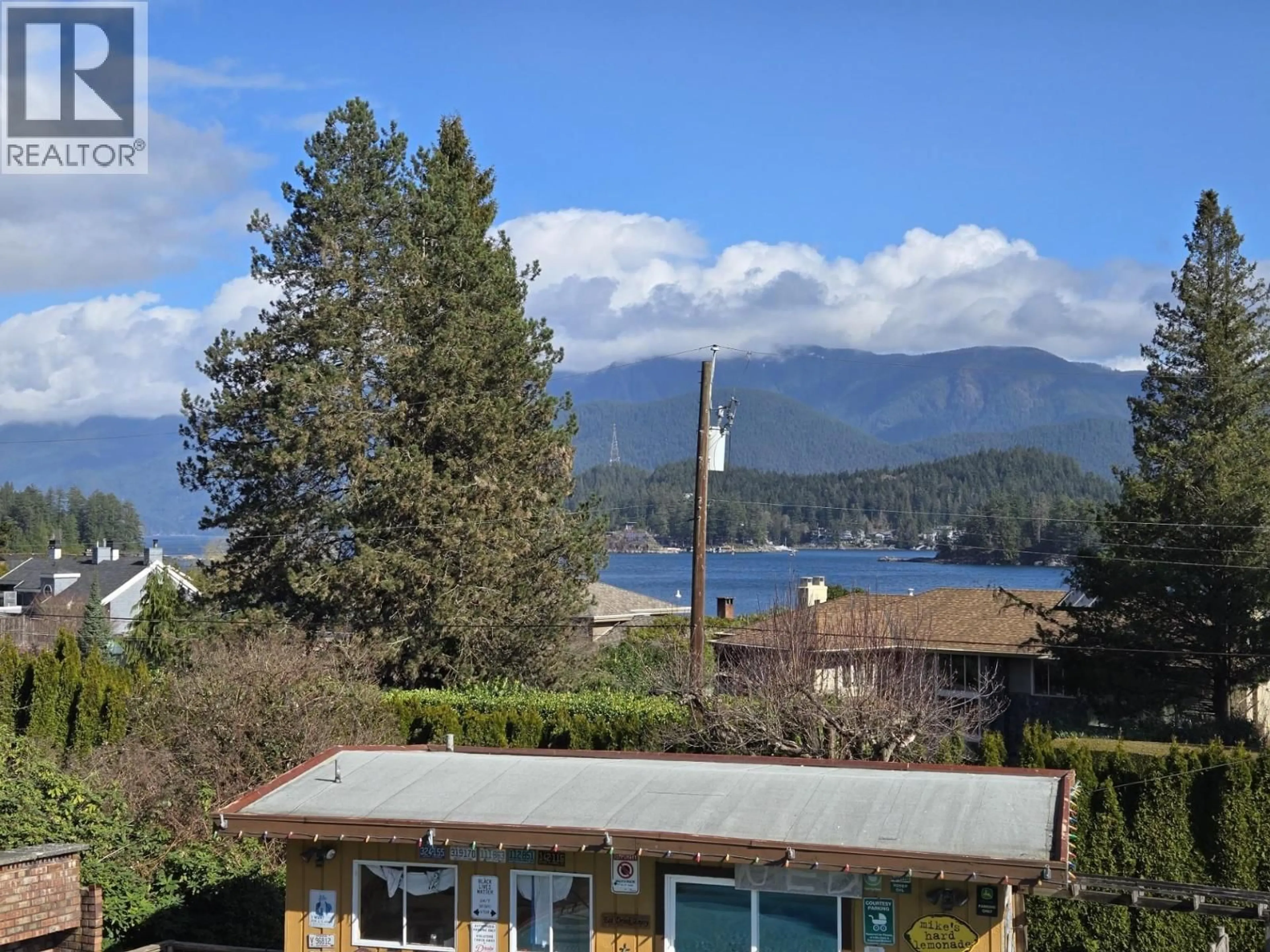 A pic from outside/outdoor area/front of a property/back of a property/a pic from drone, water/lake/river/ocean view for 534 BEACHVIEW DRIVE, North Vancouver British Columbia V7G1P9