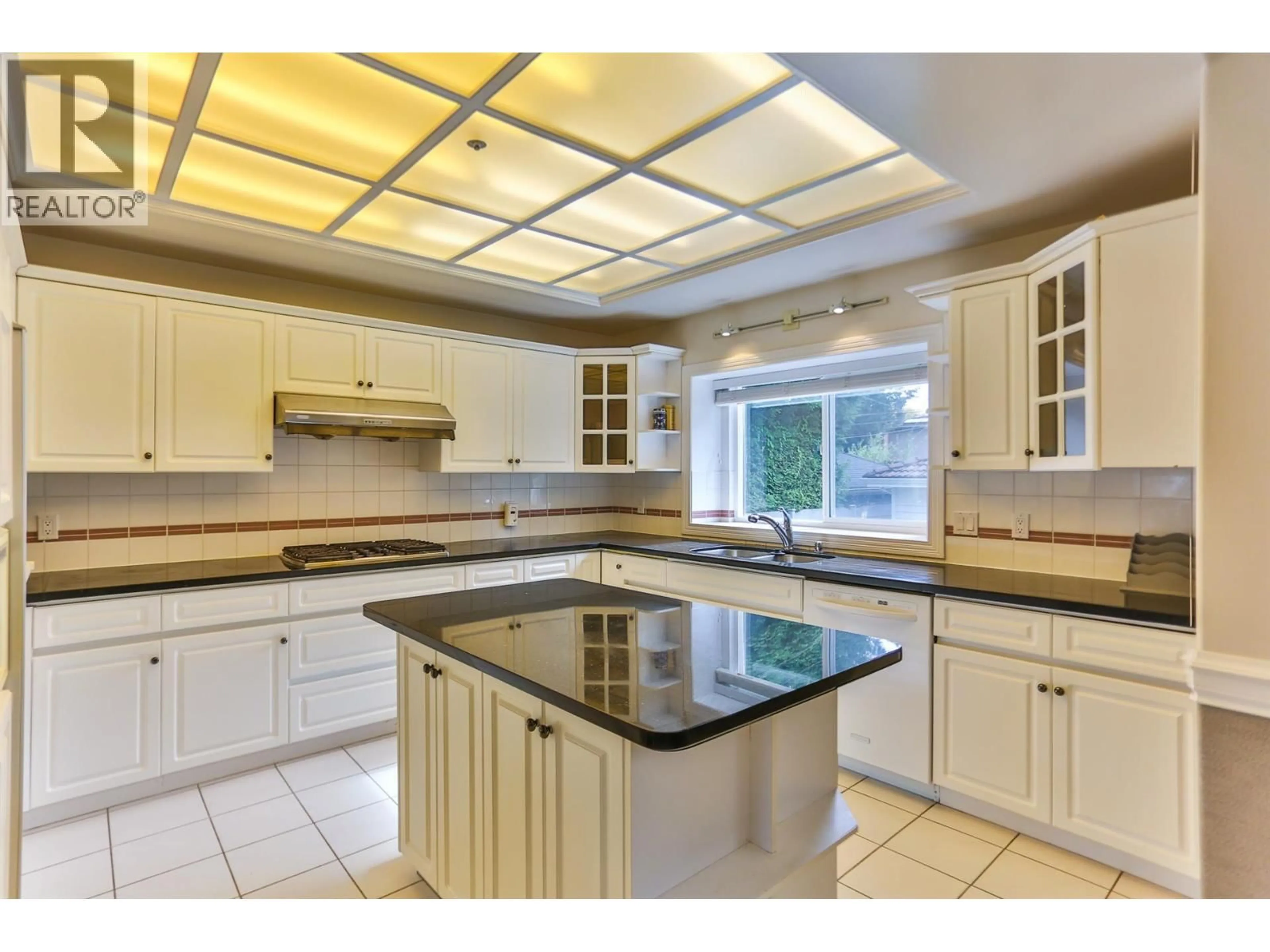 Open concept kitchen, ceramic/tile floor for 2868 36TH AVENUE, Vancouver British Columbia V6N2R1