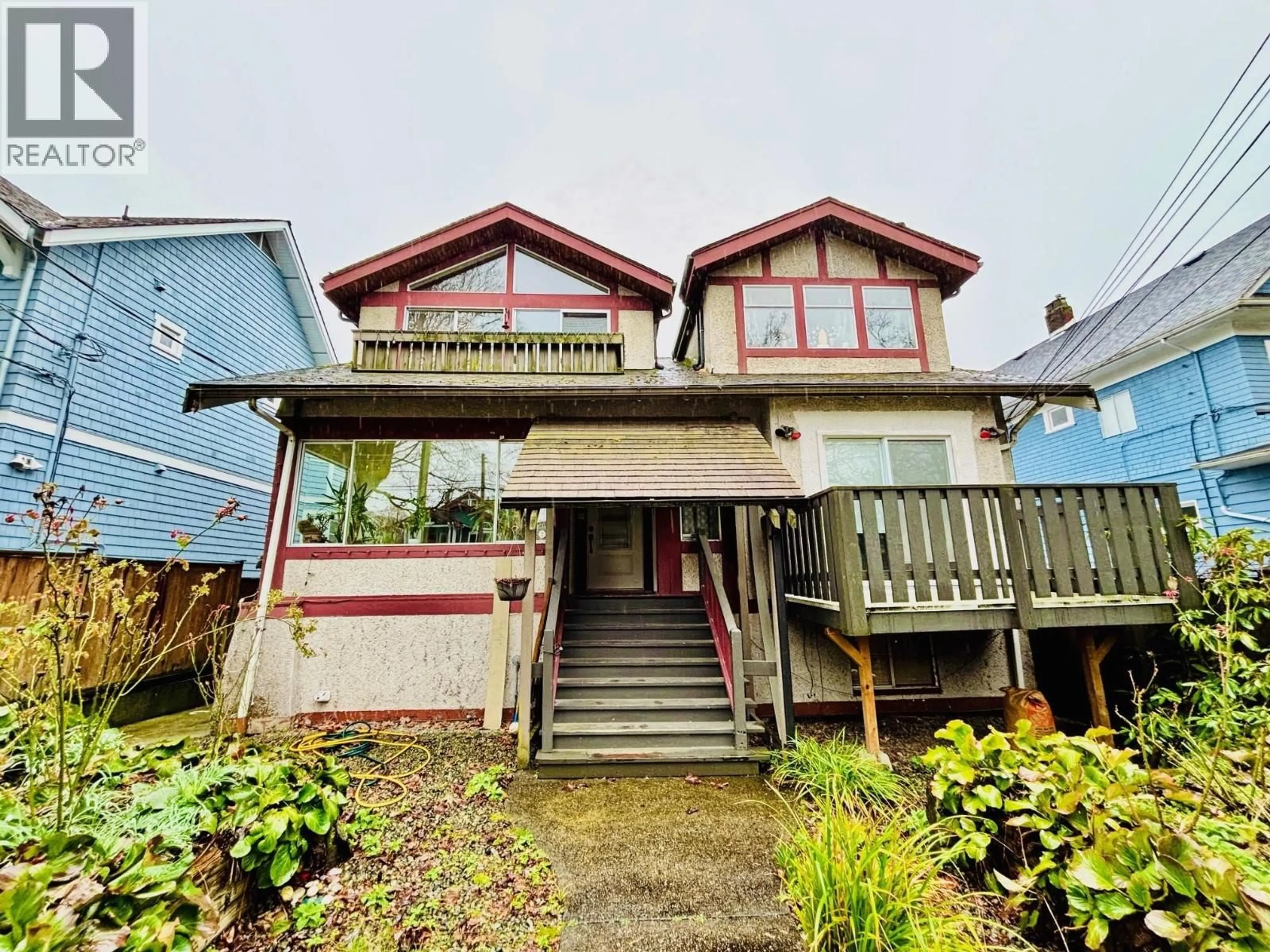 A pic from outside/outdoor area/front of a property/back of a property/a pic from drone, street for 2516 6TH AVENUE, Vancouver British Columbia V6K1W5
