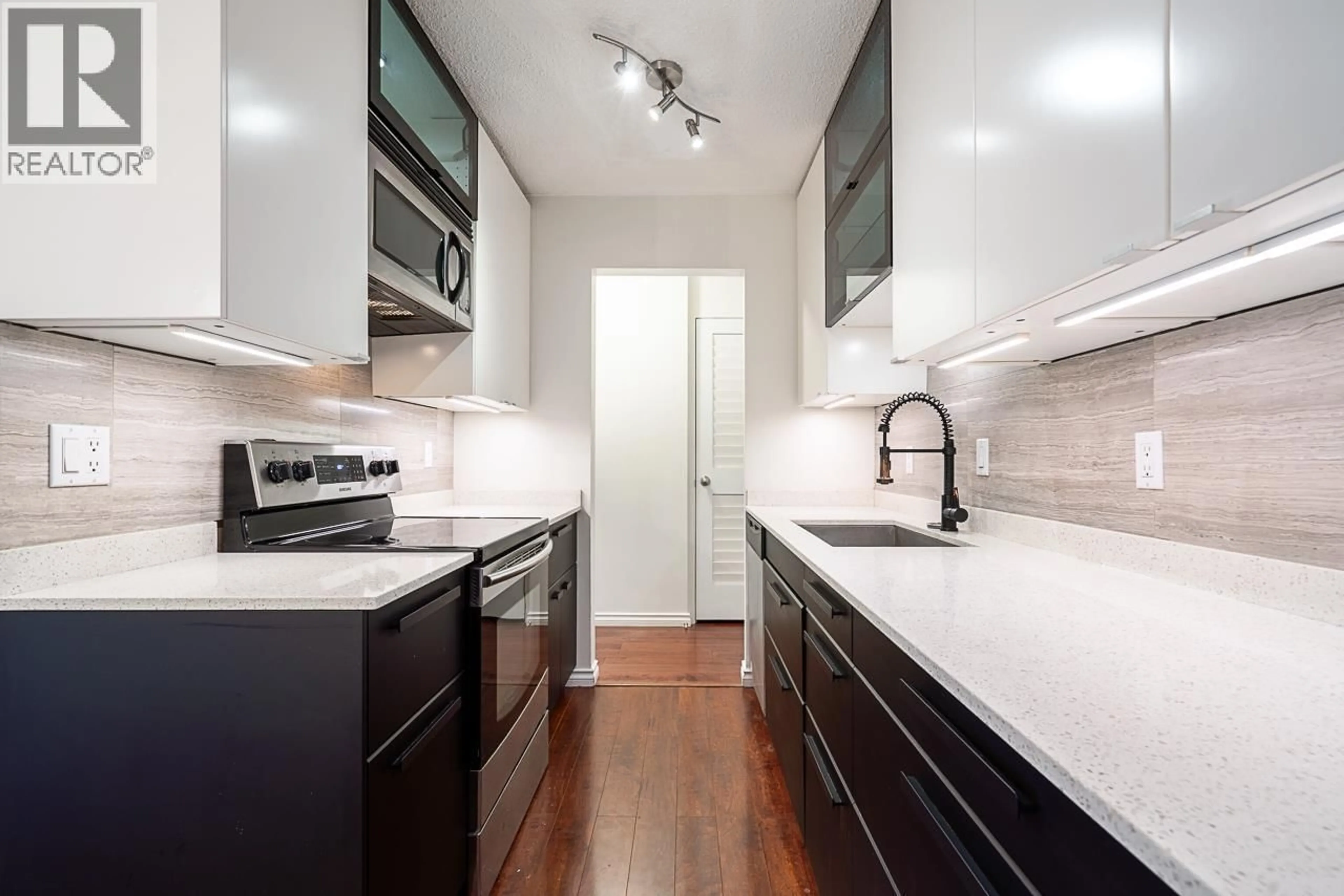 Standard kitchen, unknown for 208 - 211 3RD STREET, North Vancouver British Columbia V7M1E9