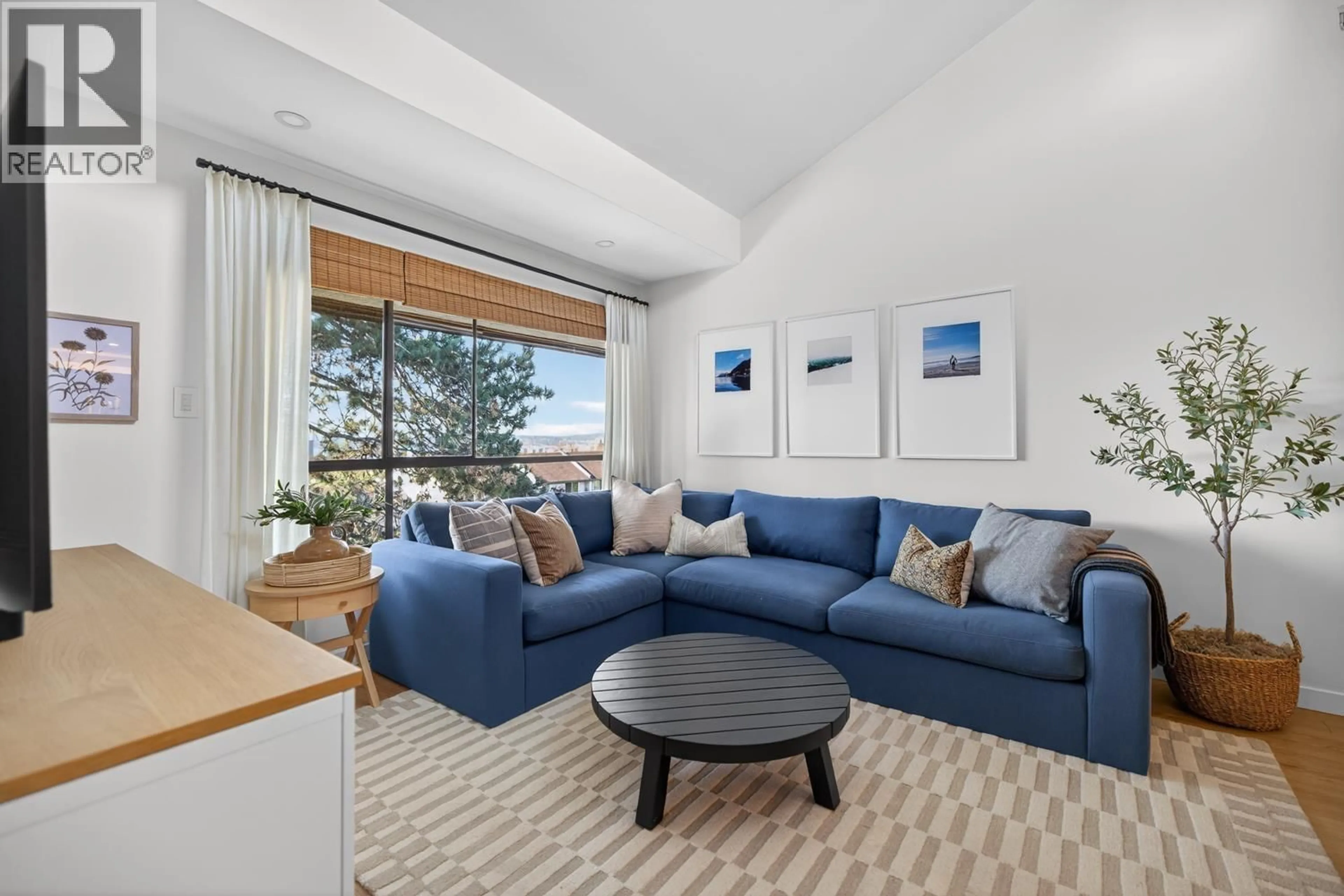 Living room with furniture, unknown for 330 - 210 2ND STREET, North Vancouver British Columbia V7M1C6