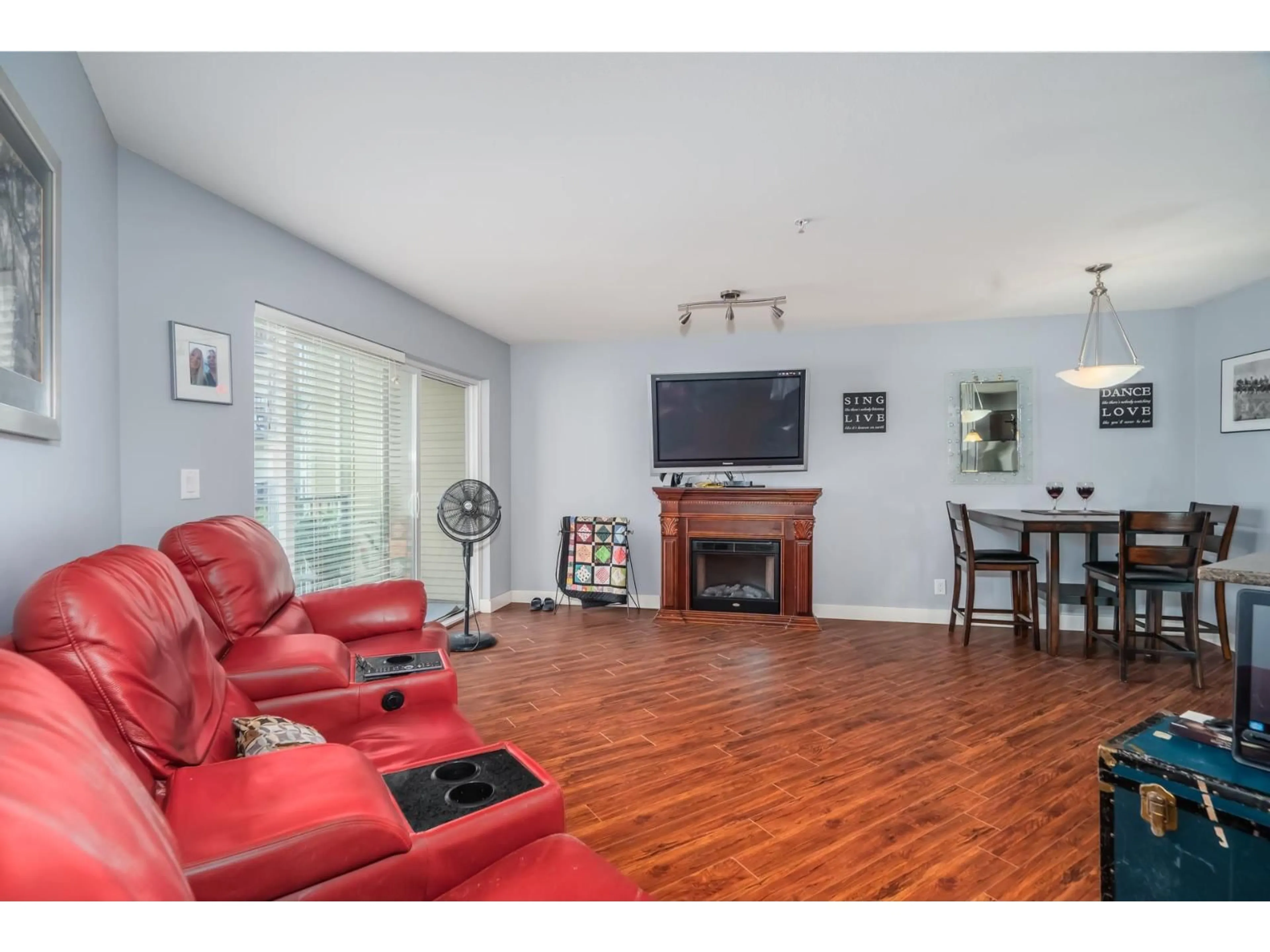 Living room with furniture, wood/laminate floor for 202 - 2955 DIAMOND CRESCENT, Abbotsford British Columbia V2T2L5
