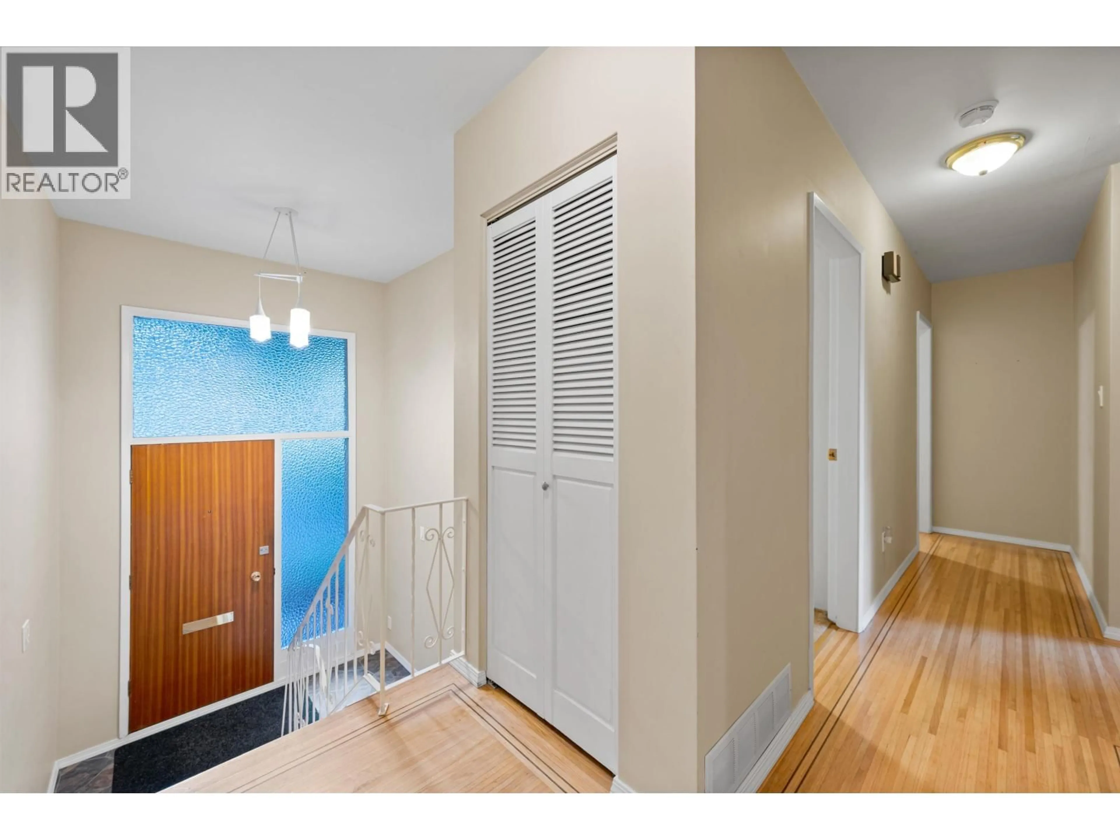 Indoor entryway for 1349 MILL STREET, North Vancouver British Columbia V7K1V5