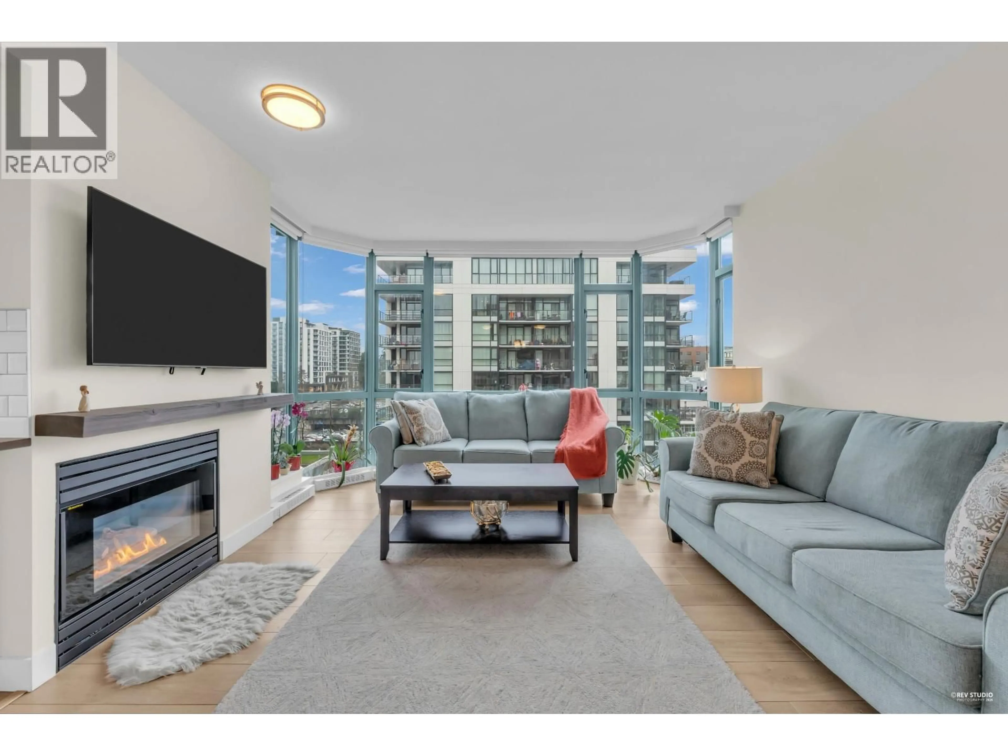 Living room with furniture, unknown for 801 - 140 14 STREET, North Vancouver British Columbia V7L2N3