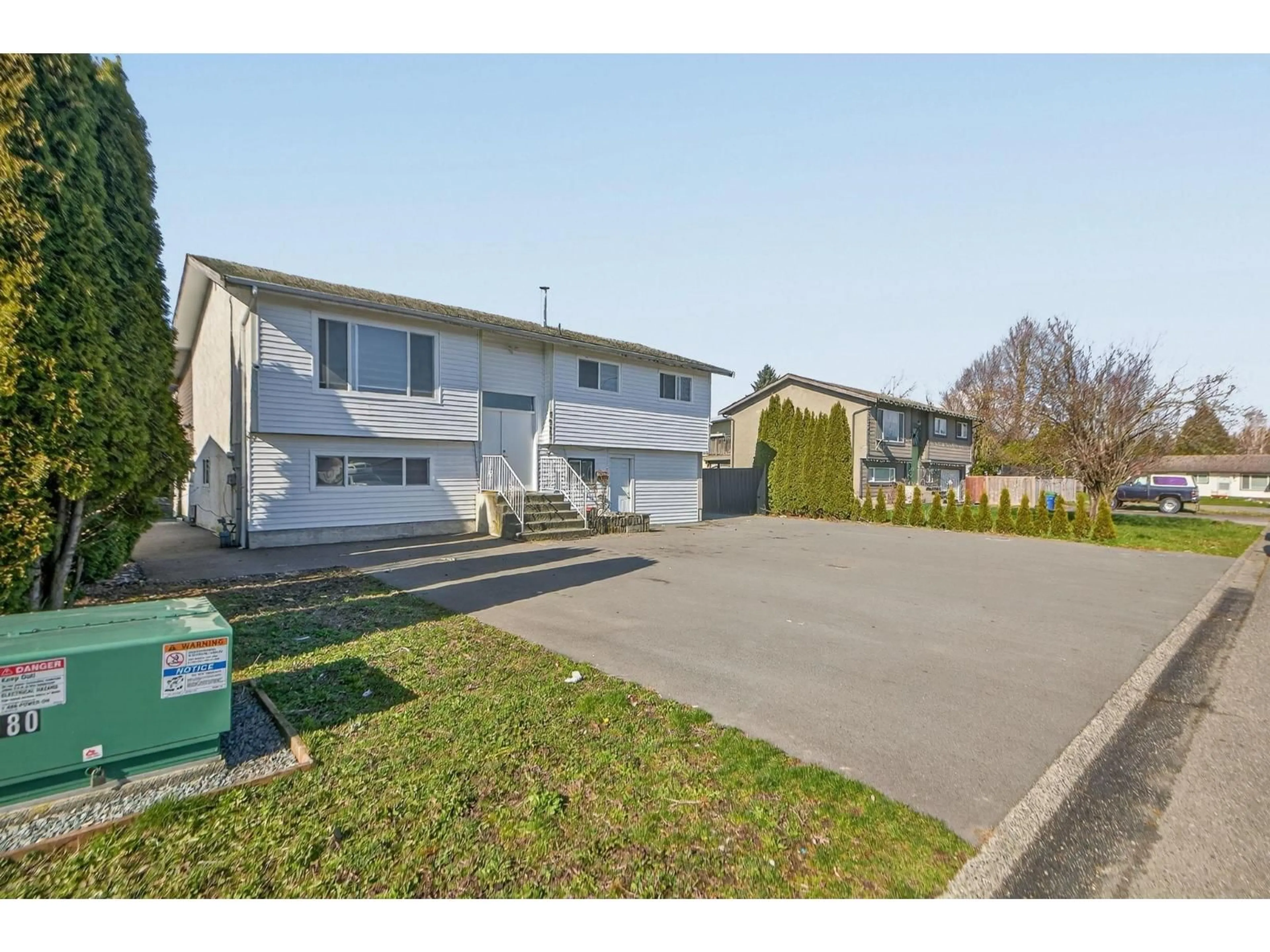 A pic from outside/outdoor area/front of a property/back of a property/a pic from drone, street for 8923 BERYL STREET, Chilliwack British Columbia V2P7E9