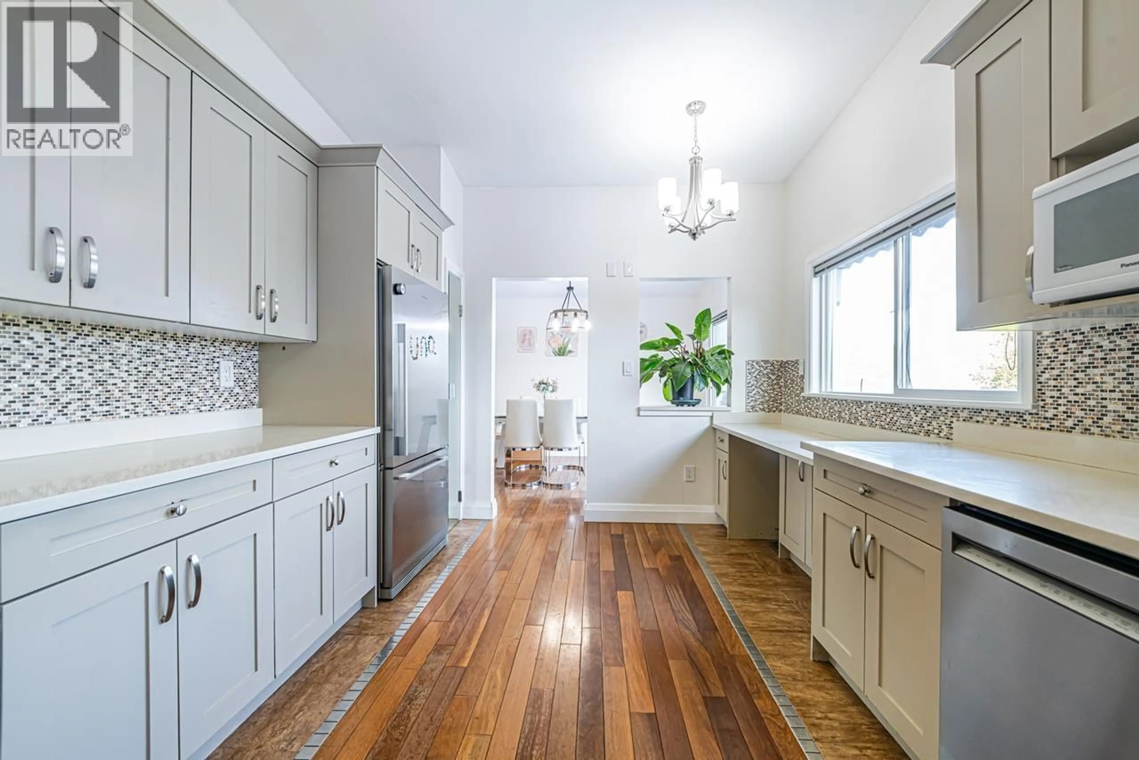 Open concept kitchen, ceramic/tile floor for 520 BALLANTREE PLACE, West Vancouver British Columbia V7S1W5