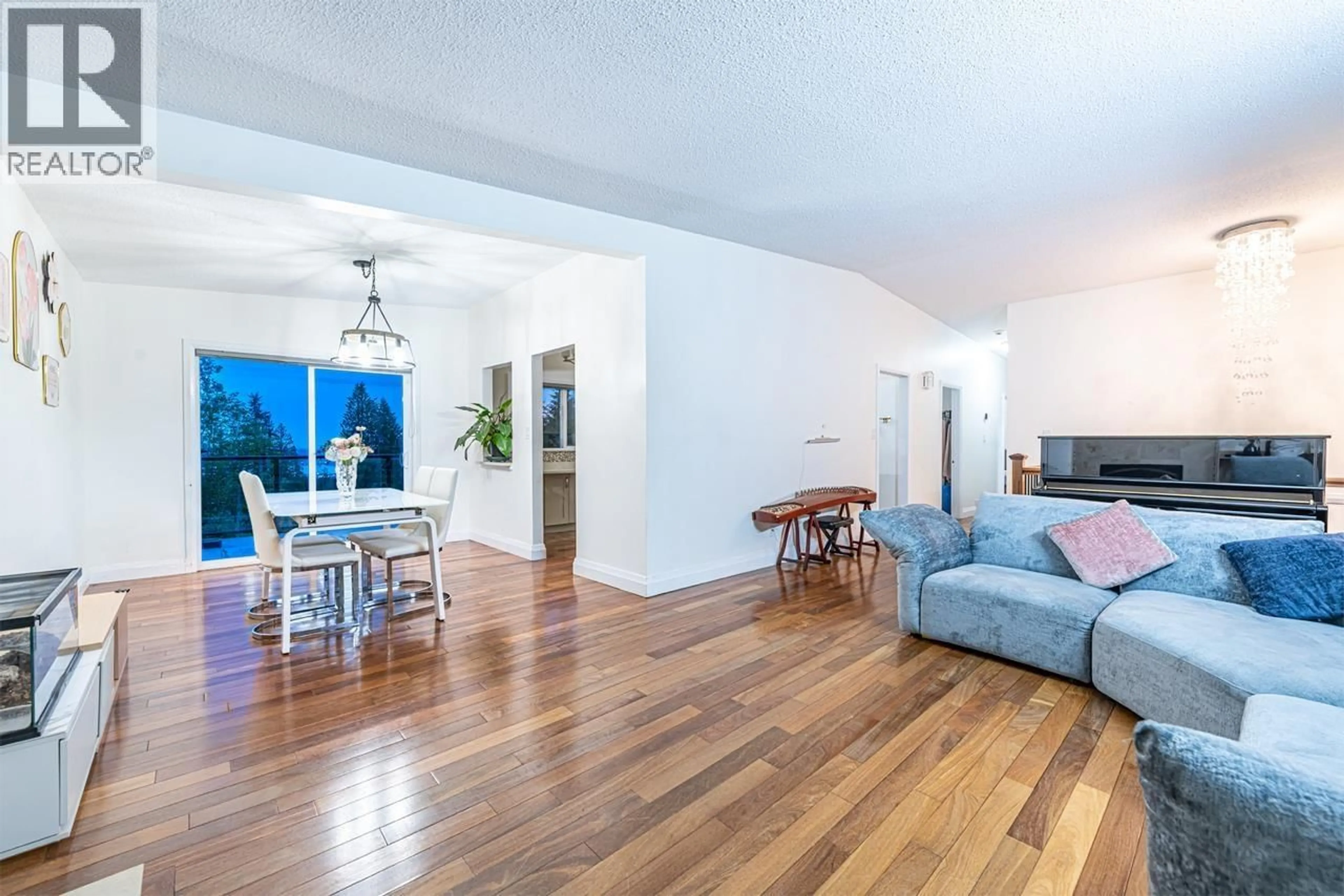 Living room with furniture, wood/laminate floor for 520 BALLANTREE PLACE, West Vancouver British Columbia V7S1W5