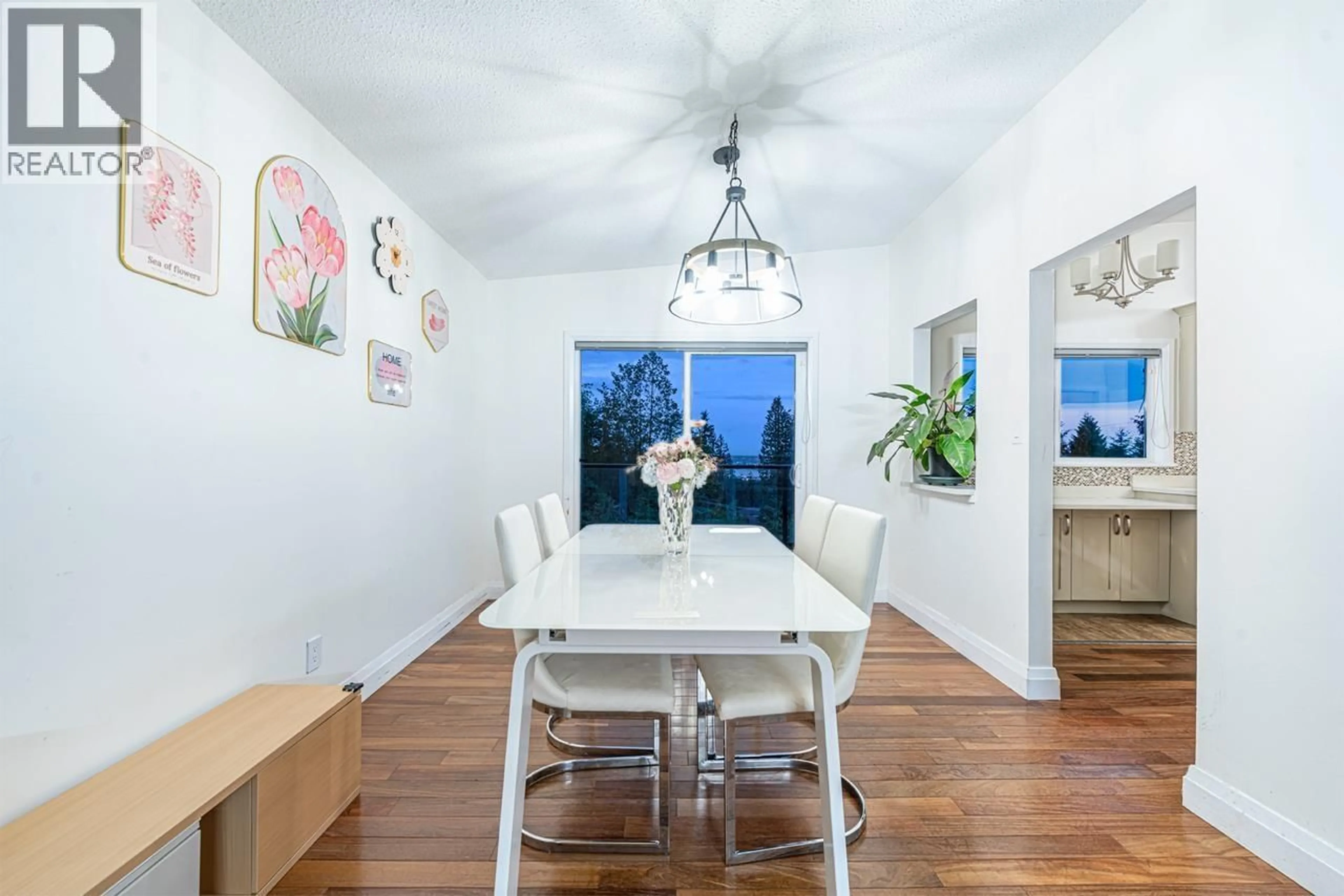 Dining room, wood/laminate floor for 520 BALLANTREE PLACE, West Vancouver British Columbia V7S1W5