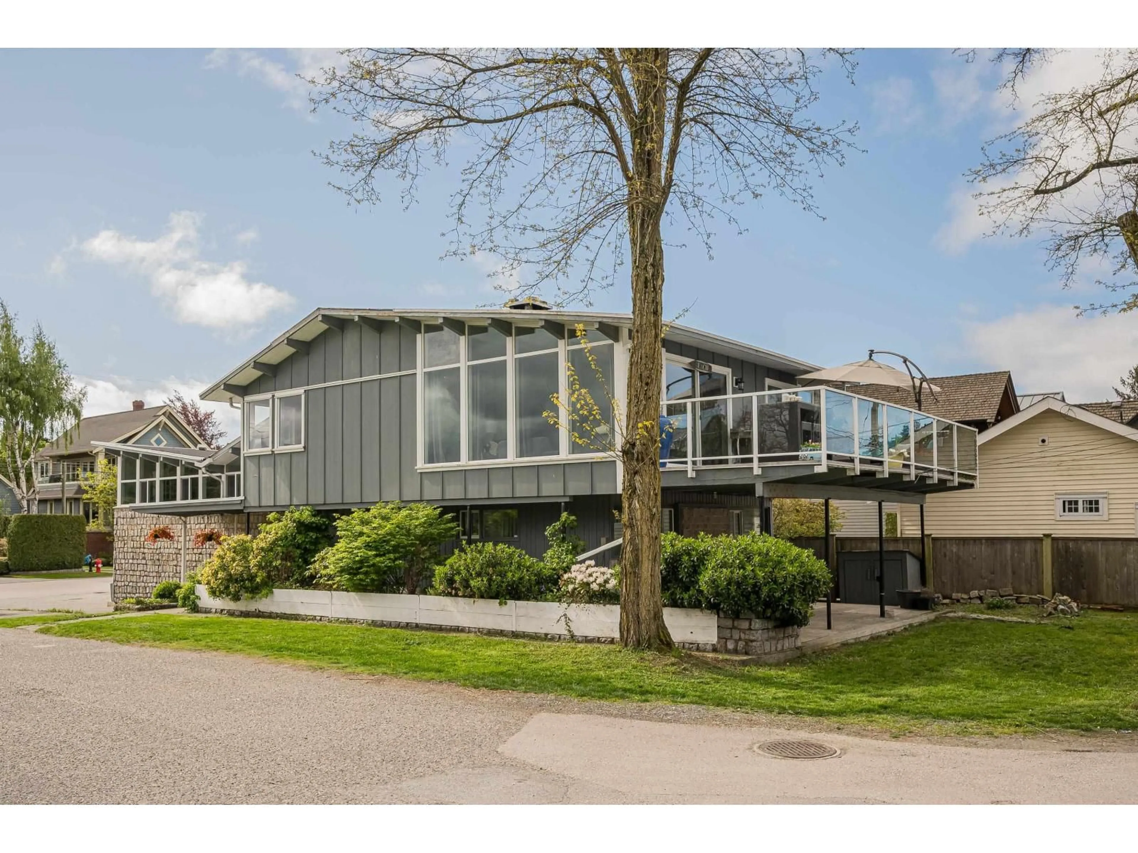 Home with vinyl exterior material, street for 3099 MCBRIDE AVENUE, Surrey British Columbia V4A3G9