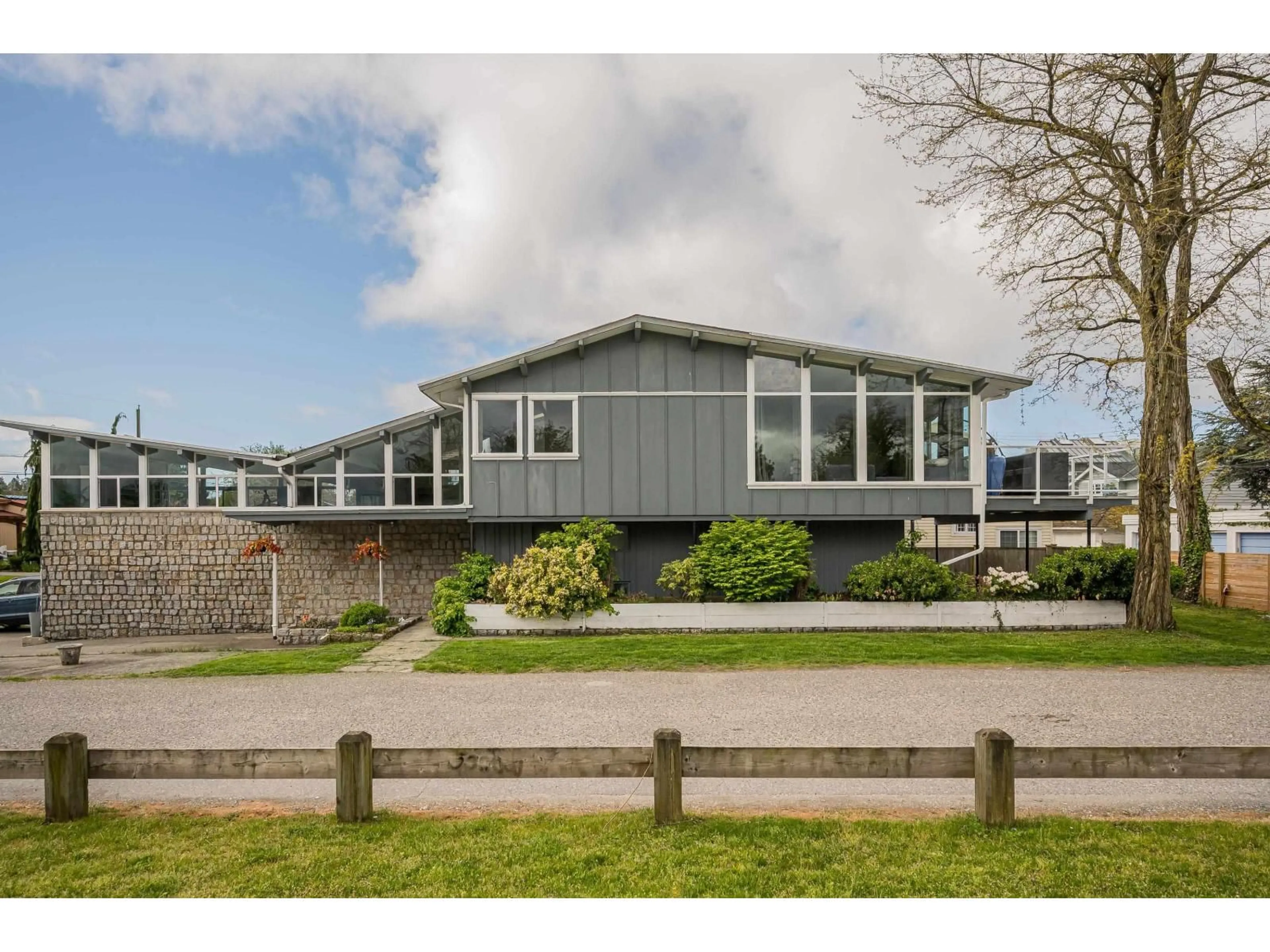 Home with vinyl exterior material, building for 3099 MCBRIDE AVENUE, Surrey British Columbia V4A3G9