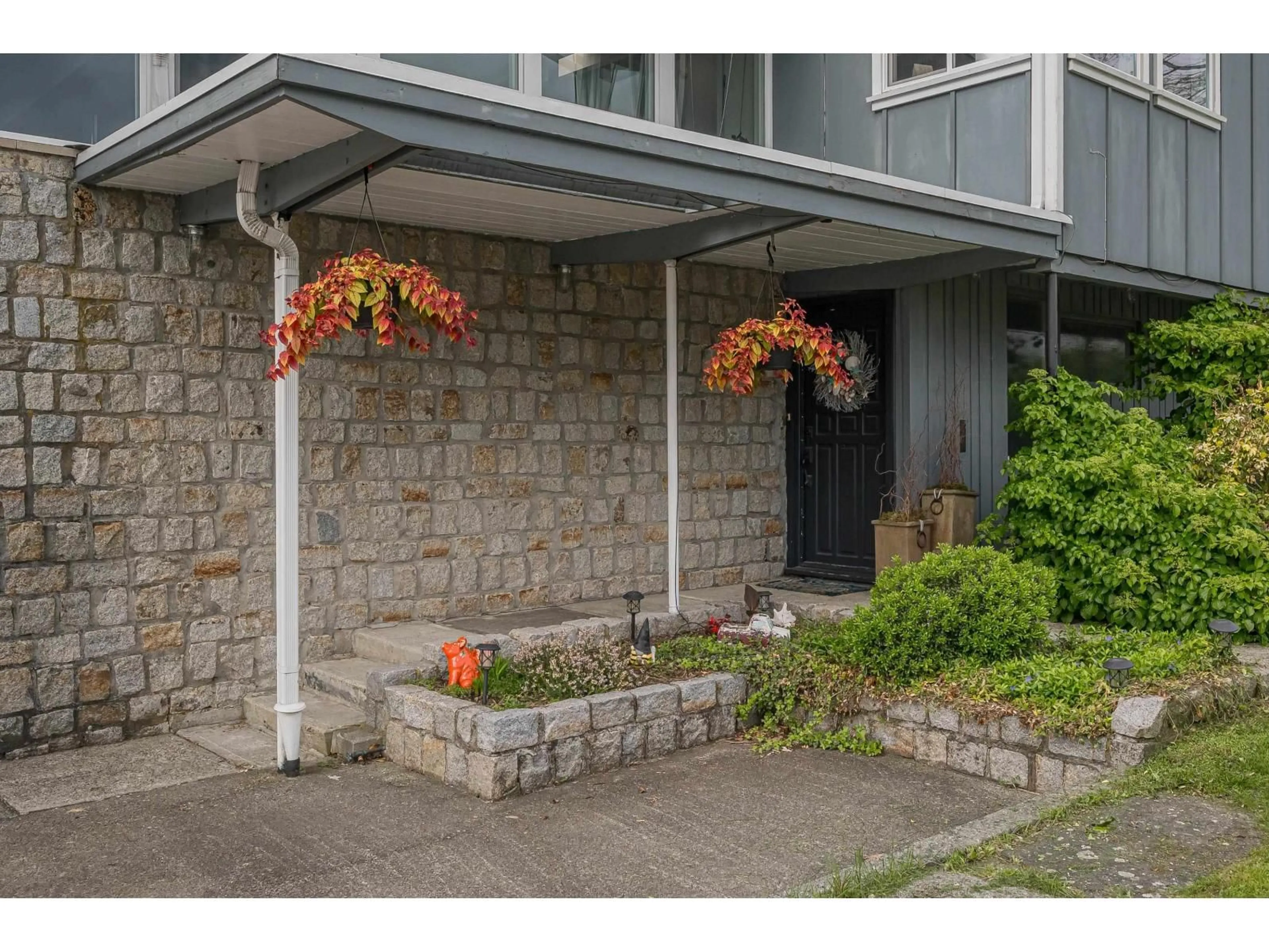 Indoor entryway for 3099 MCBRIDE AVENUE, Surrey British Columbia V4A3G9