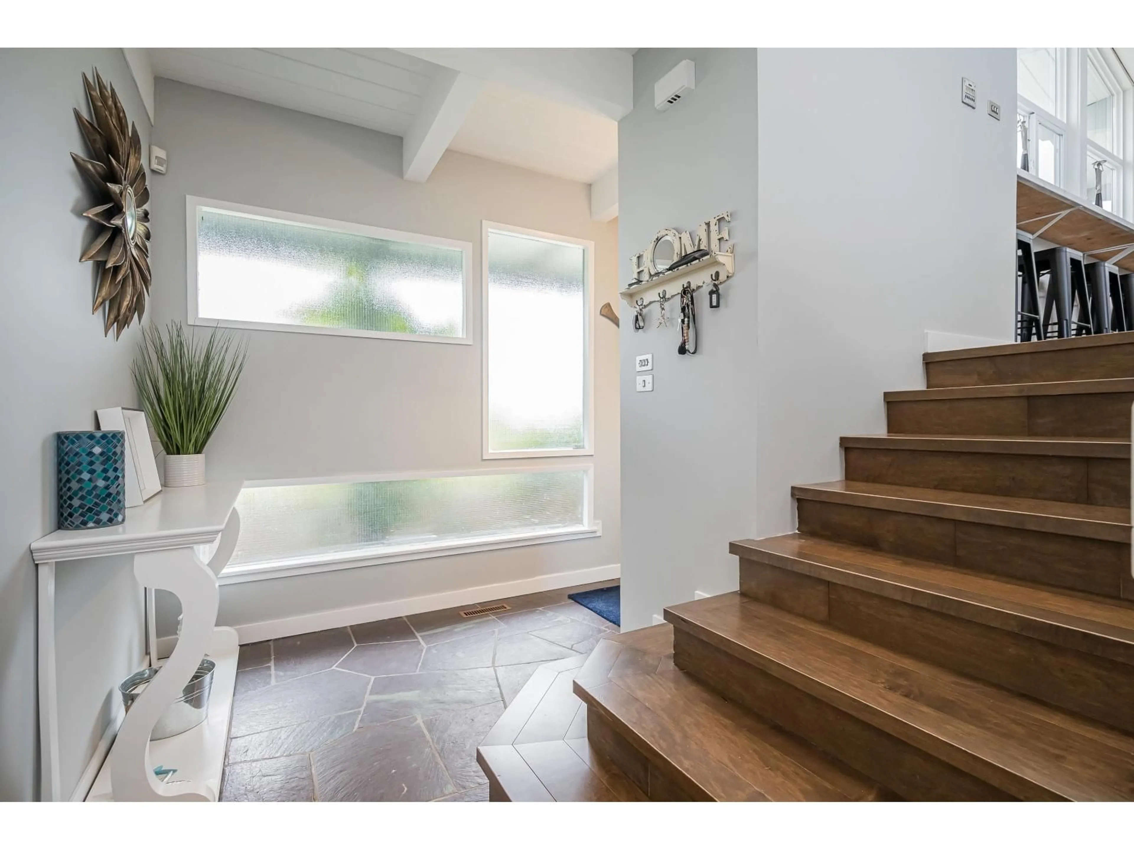 Indoor entryway for 3099 MCBRIDE AVENUE, Surrey British Columbia V4A3G9