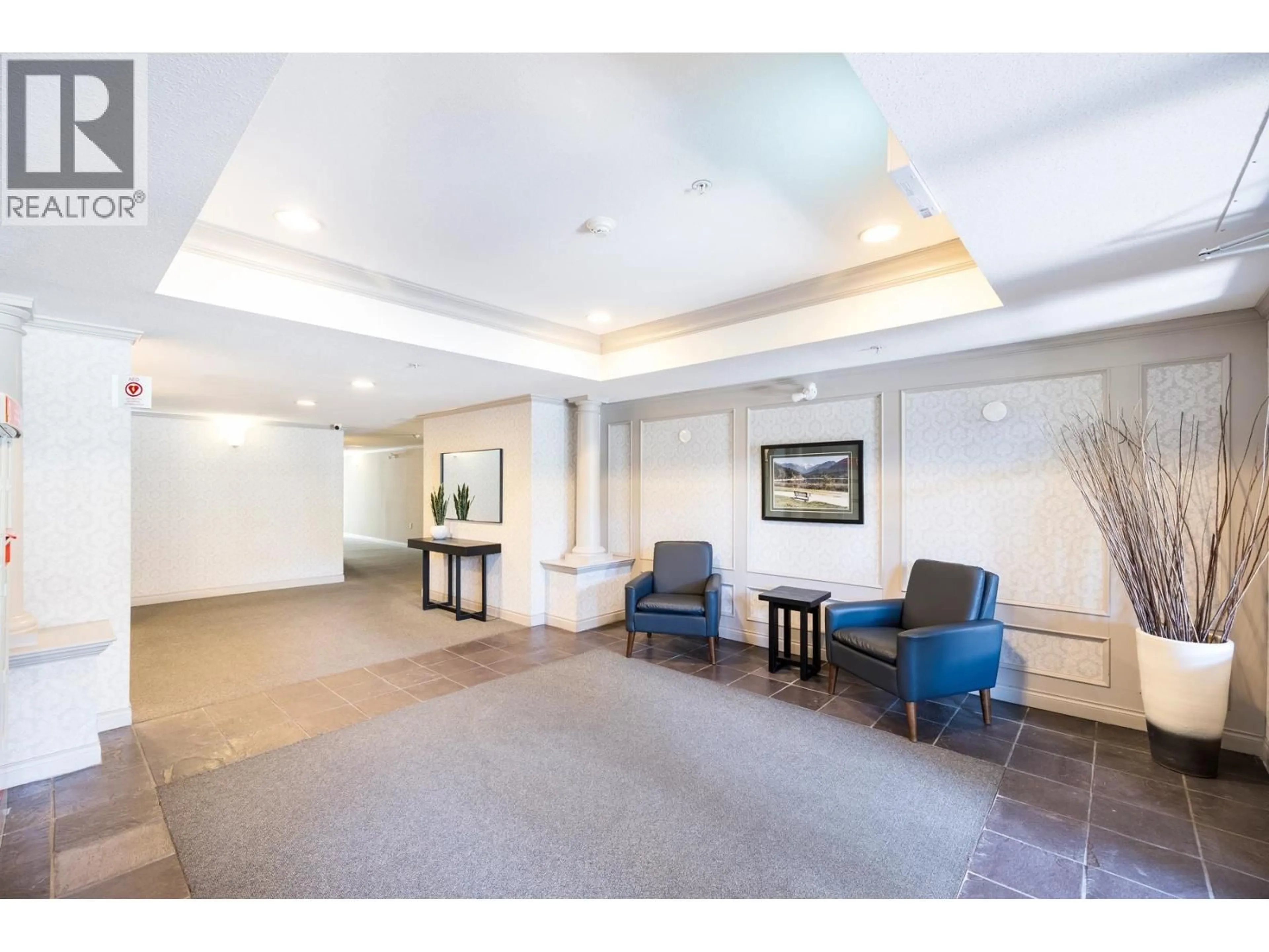 Indoor foyer for 406 - 2059 CHESTERFIELD AVENUE, North Vancouver British Columbia V7M2P4