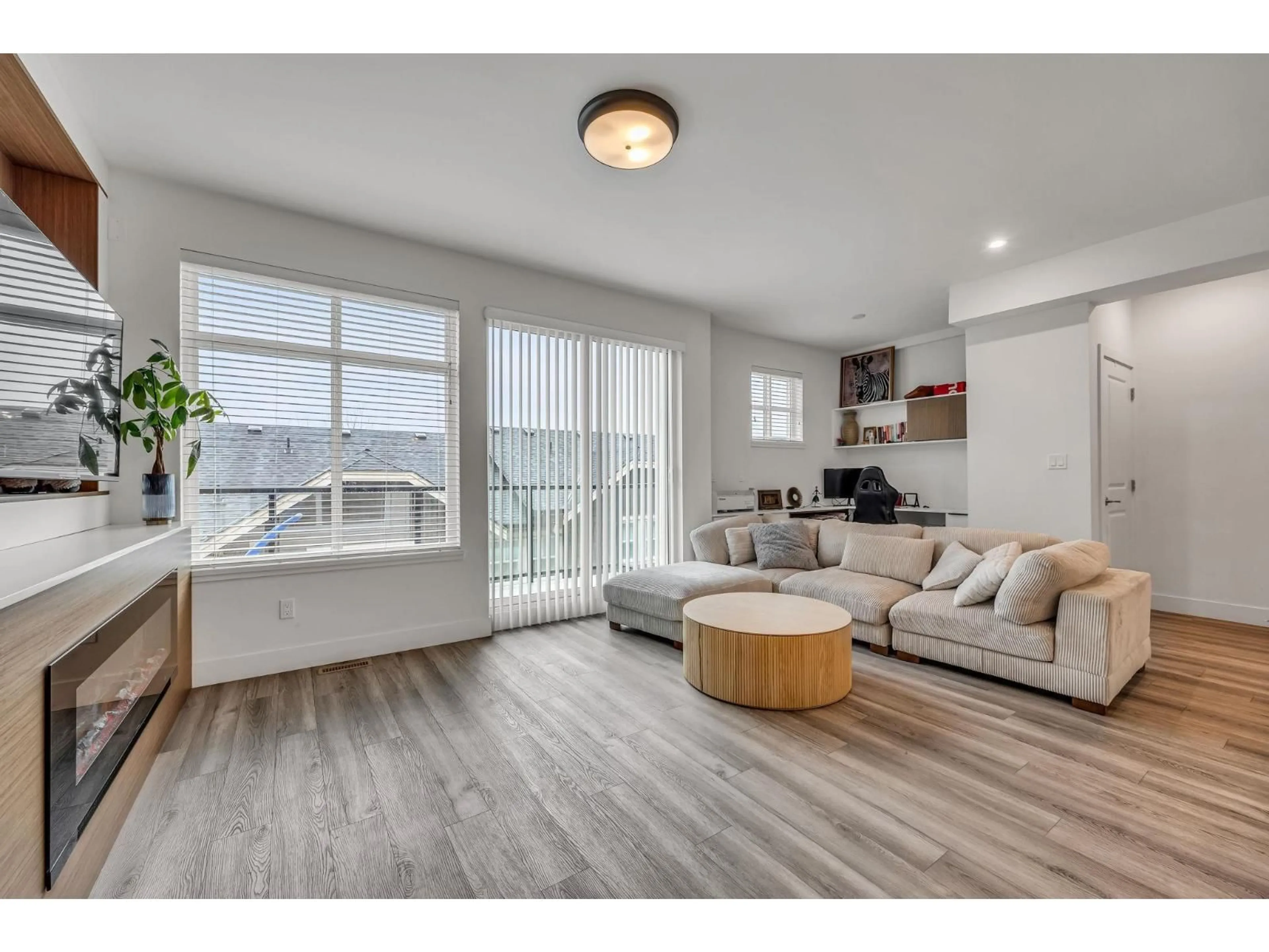 Living room with furniture, wood/laminate floor for 34 - 10488 124 STREET, Surrey British Columbia V3V0E9