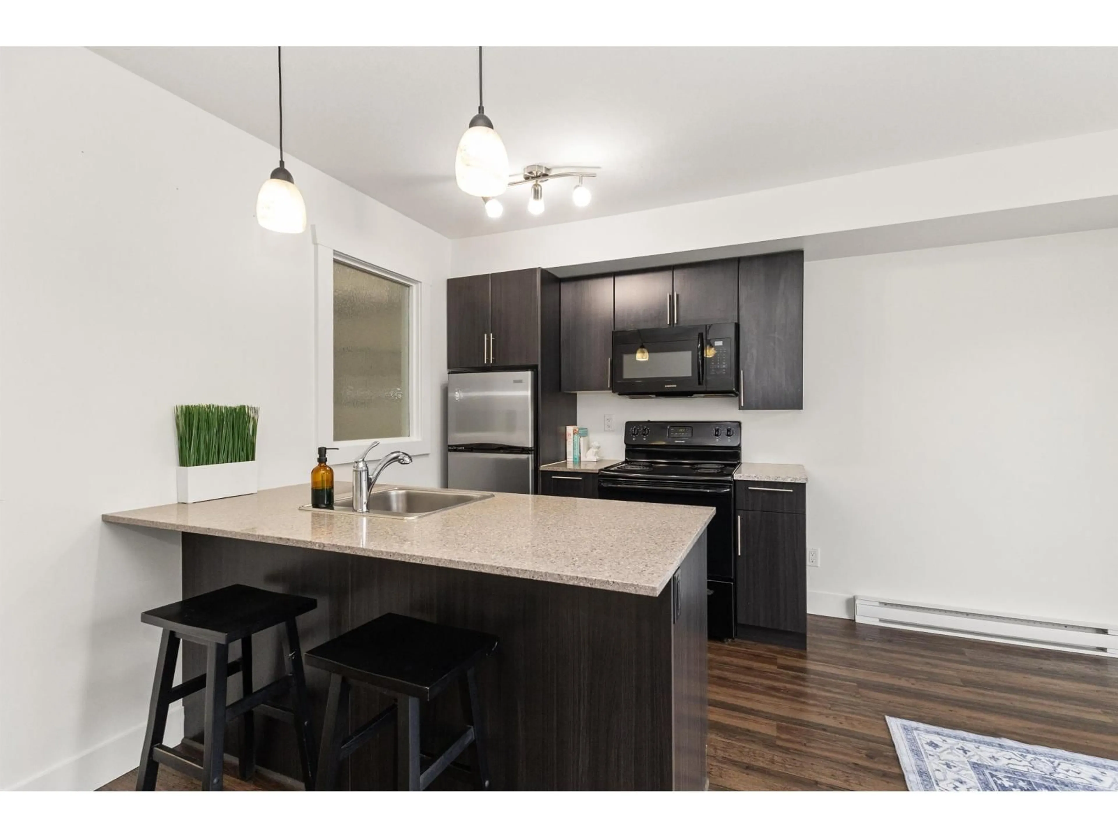 Open concept kitchen, wood/laminate floor for 321 - 2565 CAMPBELL AVENUE, Abbotsford British Columbia V2S0E3