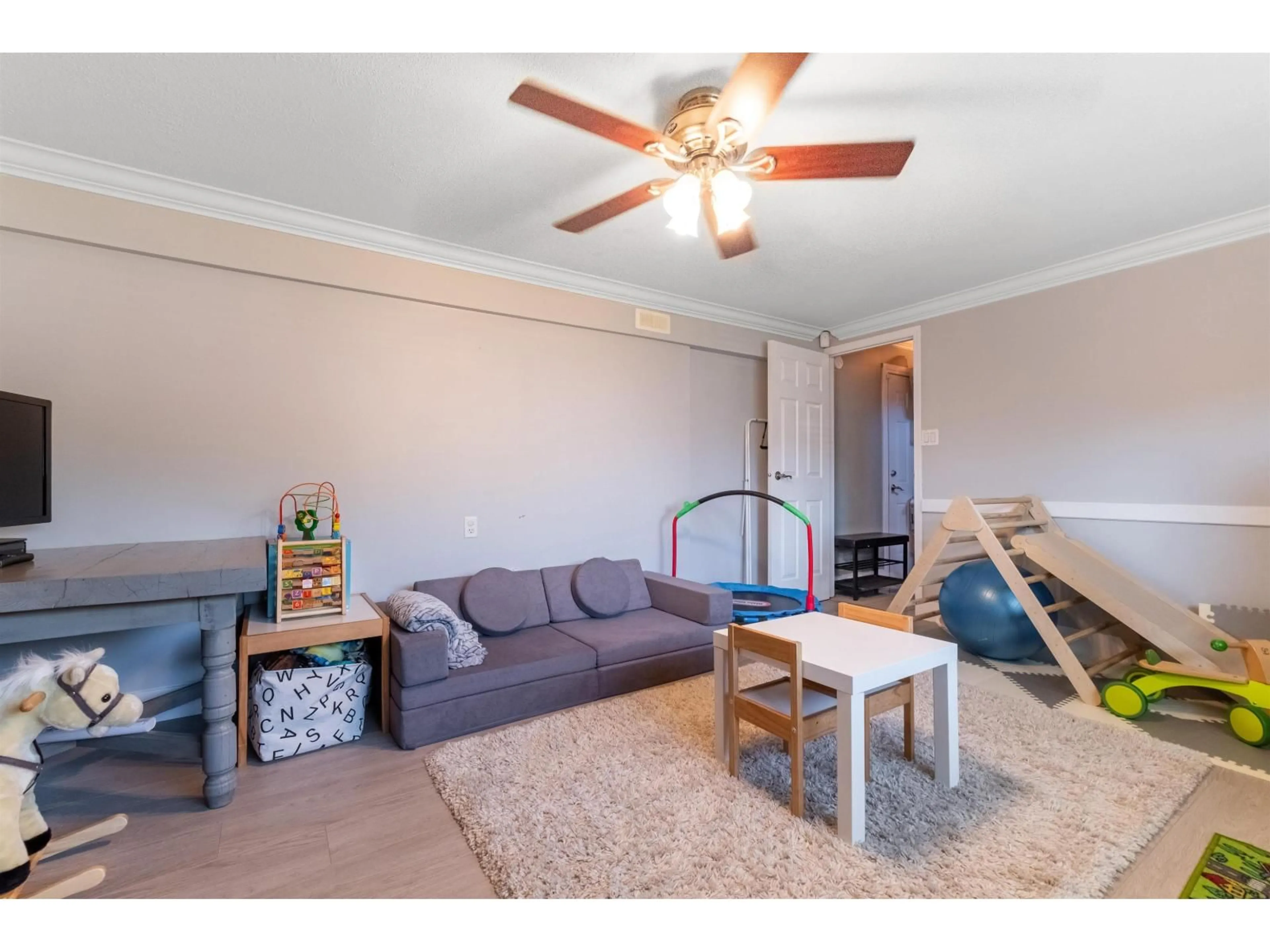 Living room with furniture, wood/laminate floor for 14917 92 AVENUE, Surrey British Columbia V3R1B9