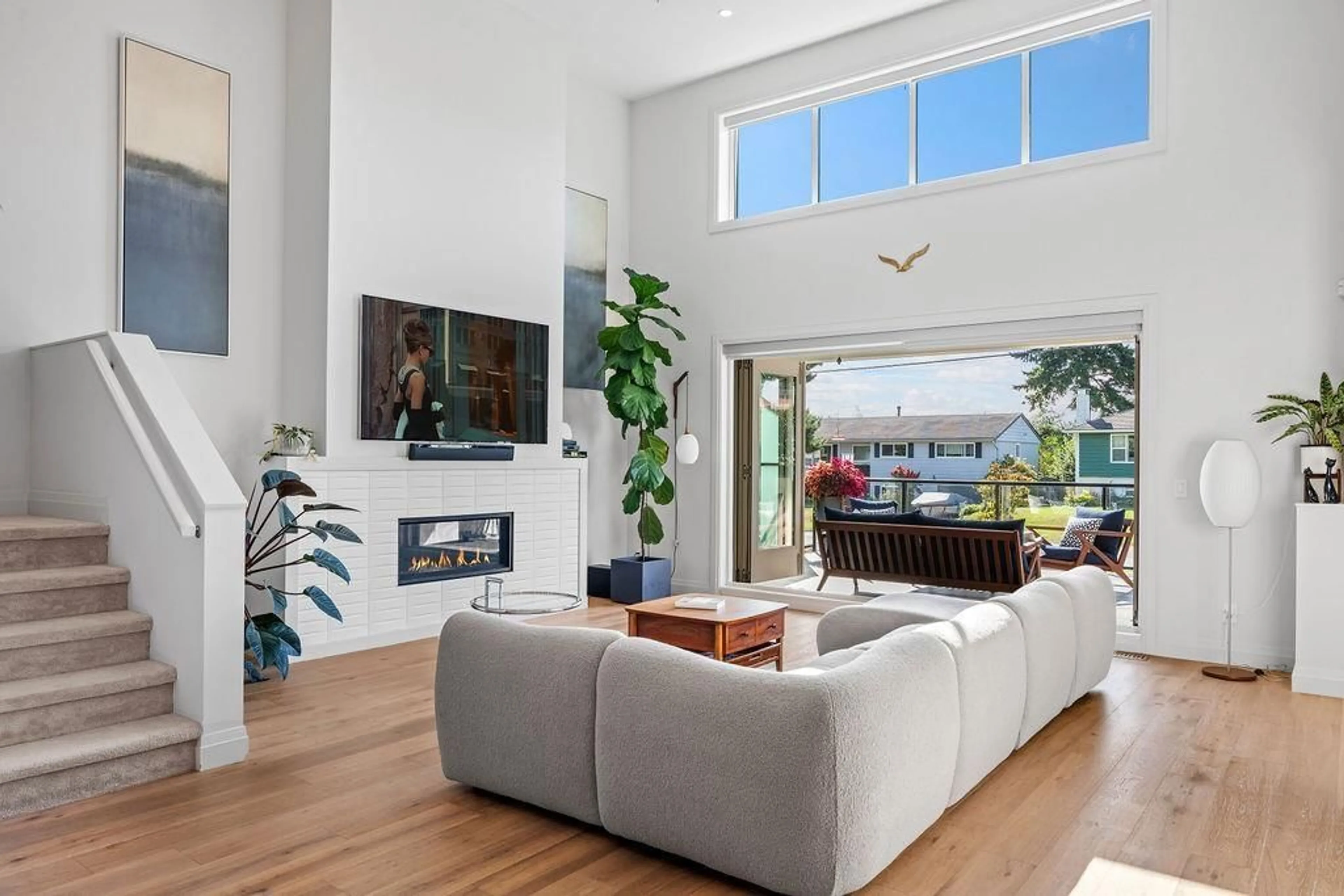 Living room with furniture, unknown for 15541 OXENHAM AVENUE, White Rock British Columbia V4B2J2