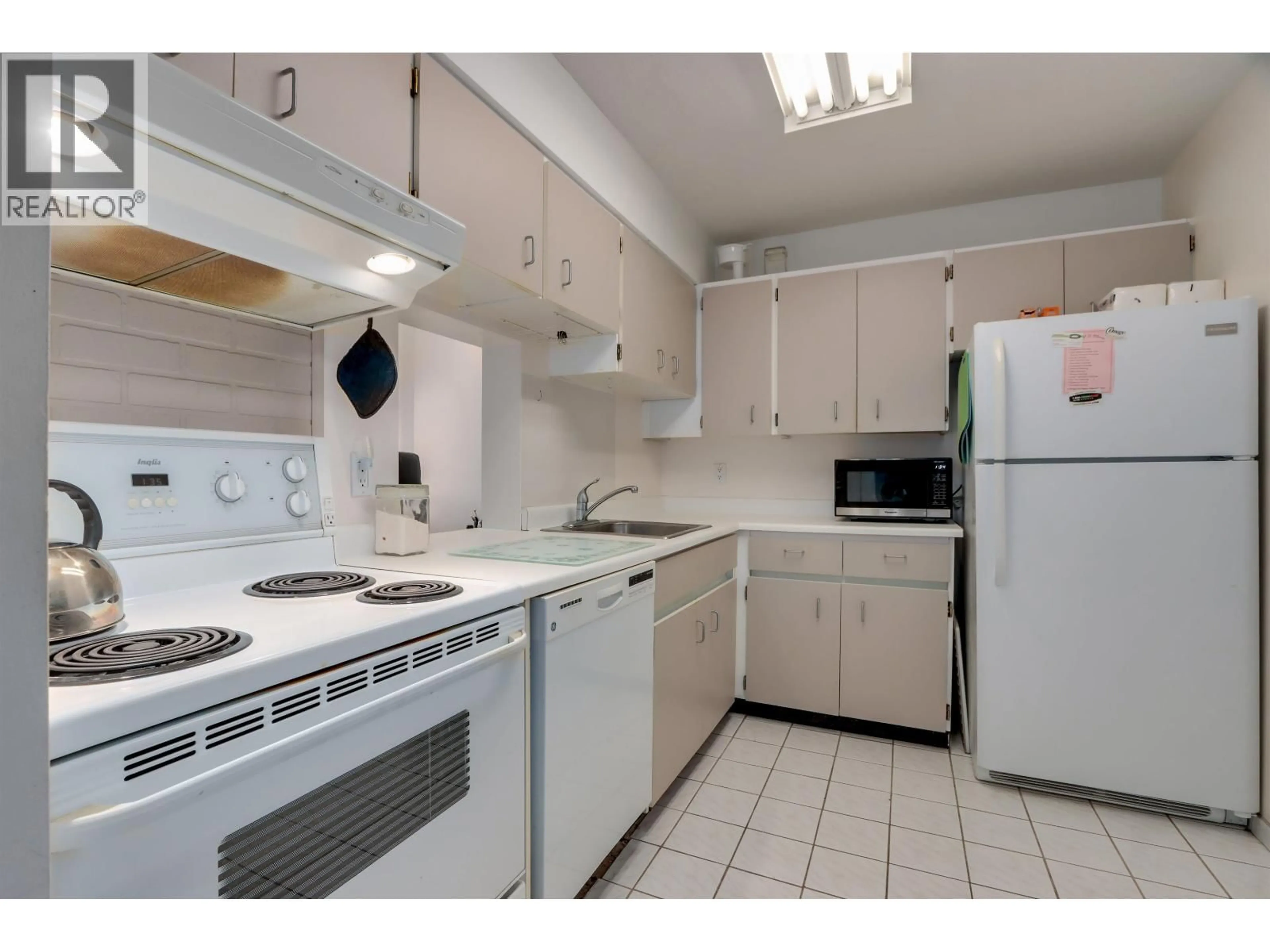 Standard kitchen, unknown for 510 - 2008 FULLERTON AVENUE, North Vancouver British Columbia V7P3G7