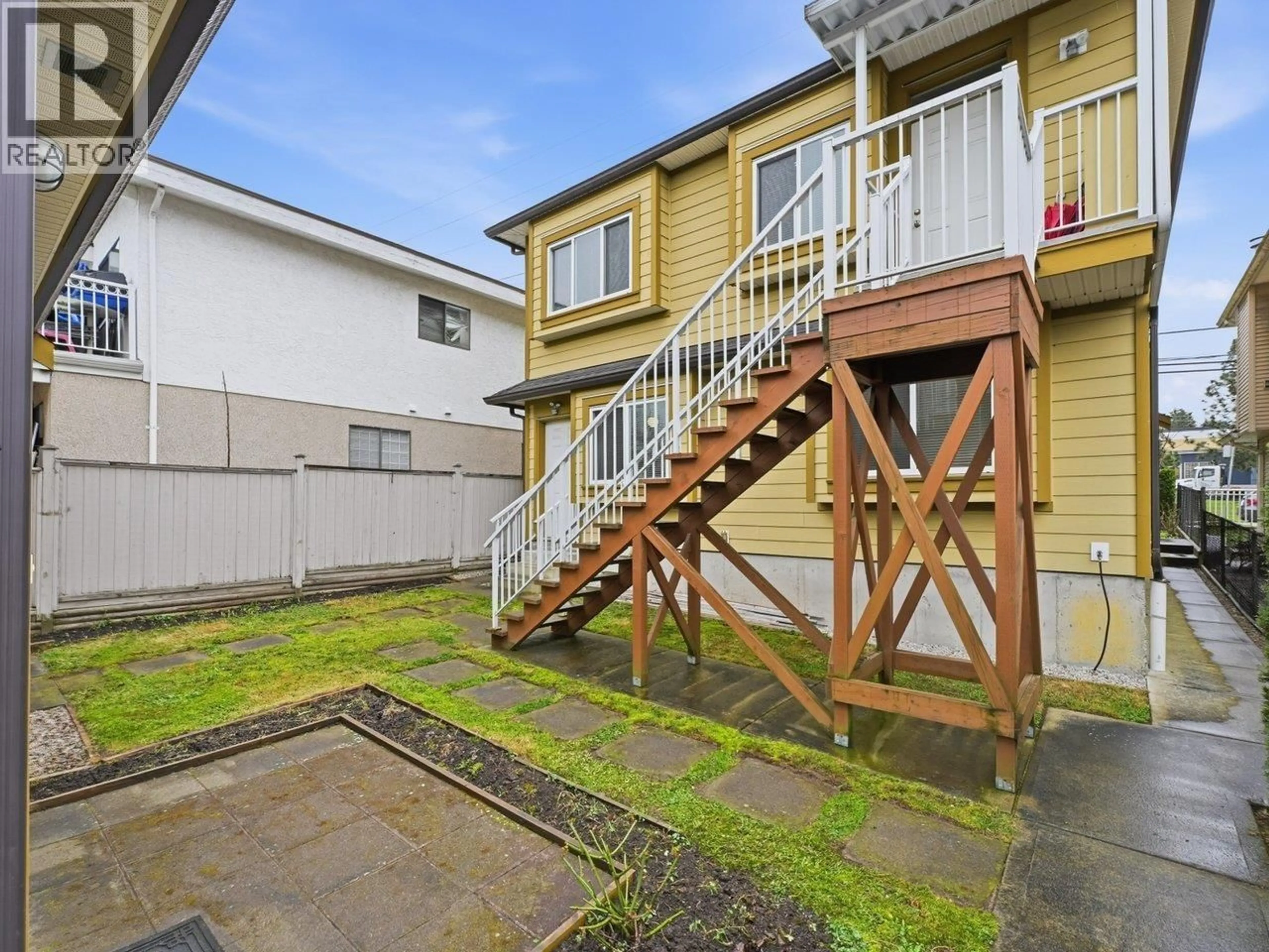 Patio, street for 1115 BOUNDARY ROAD, Vancouver British Columbia V5K4T4