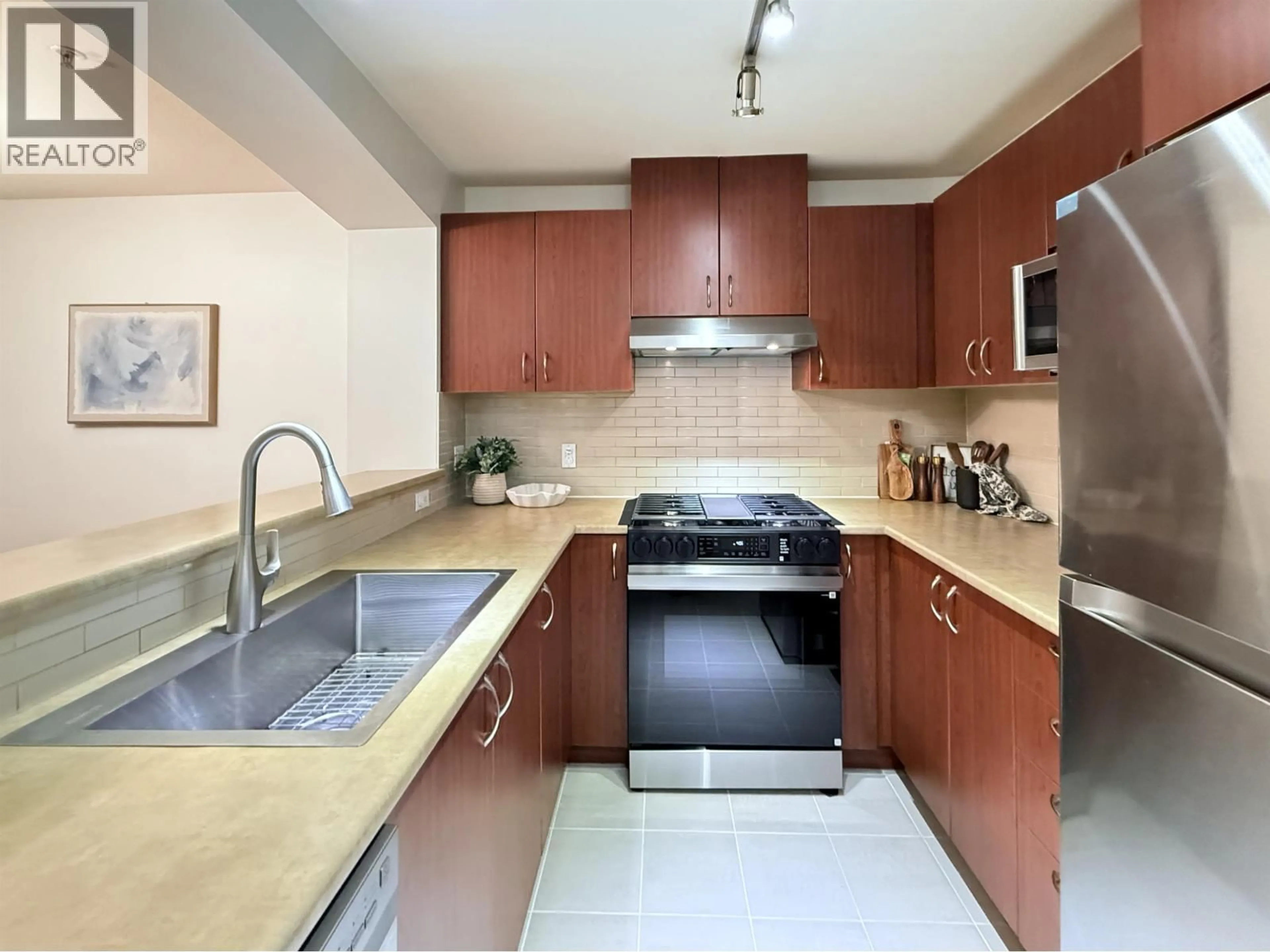 Standard kitchen, unknown for 303 - 9098 HALSTON COURT, Burnaby British Columbia V3N0A6