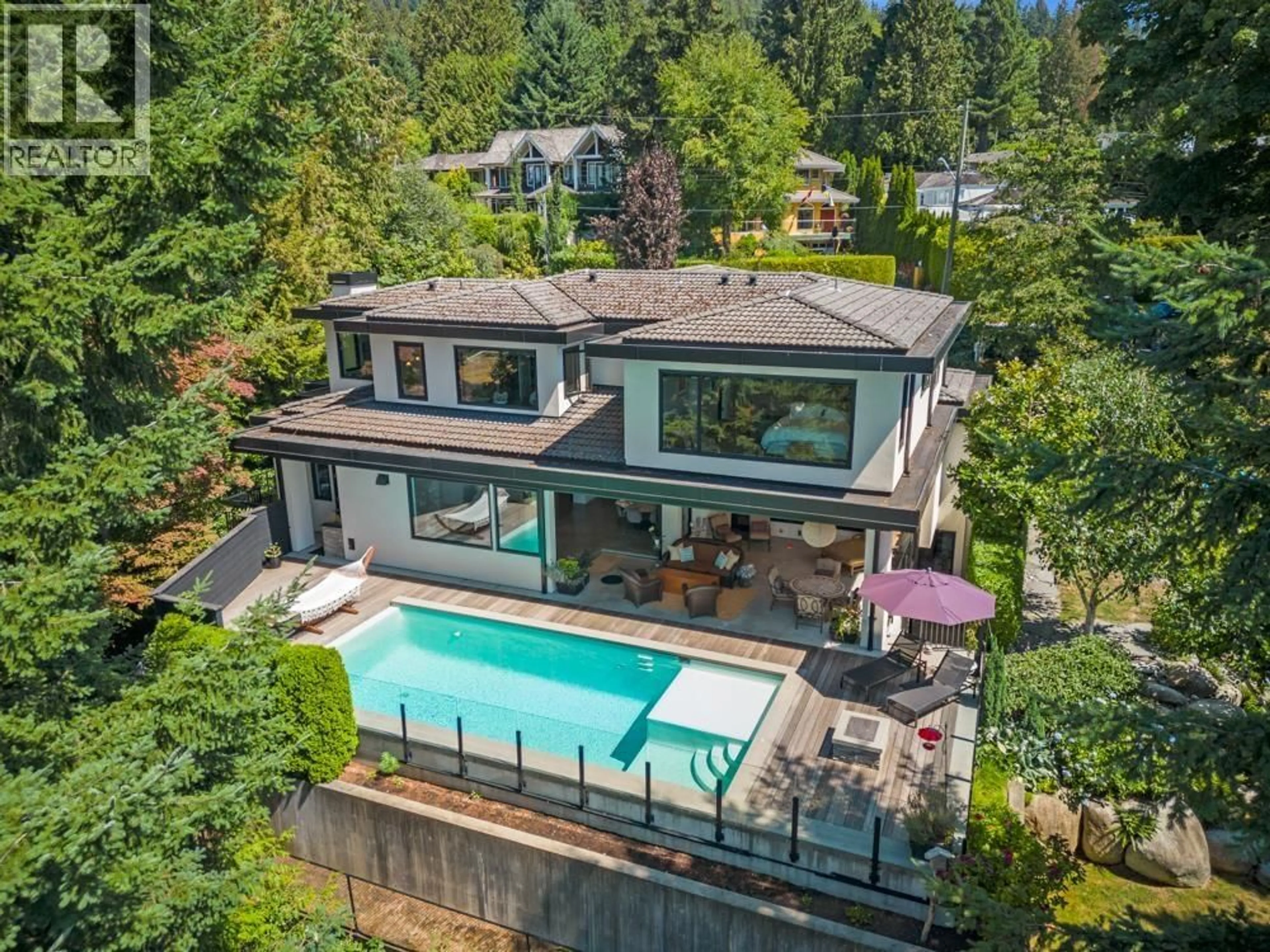A pic from outside/outdoor area/front of a property/back of a property/a pic from drone, water/lake/river/ocean view for 2650 ROSEBERY AVENUE, West Vancouver British Columbia V7V3A2