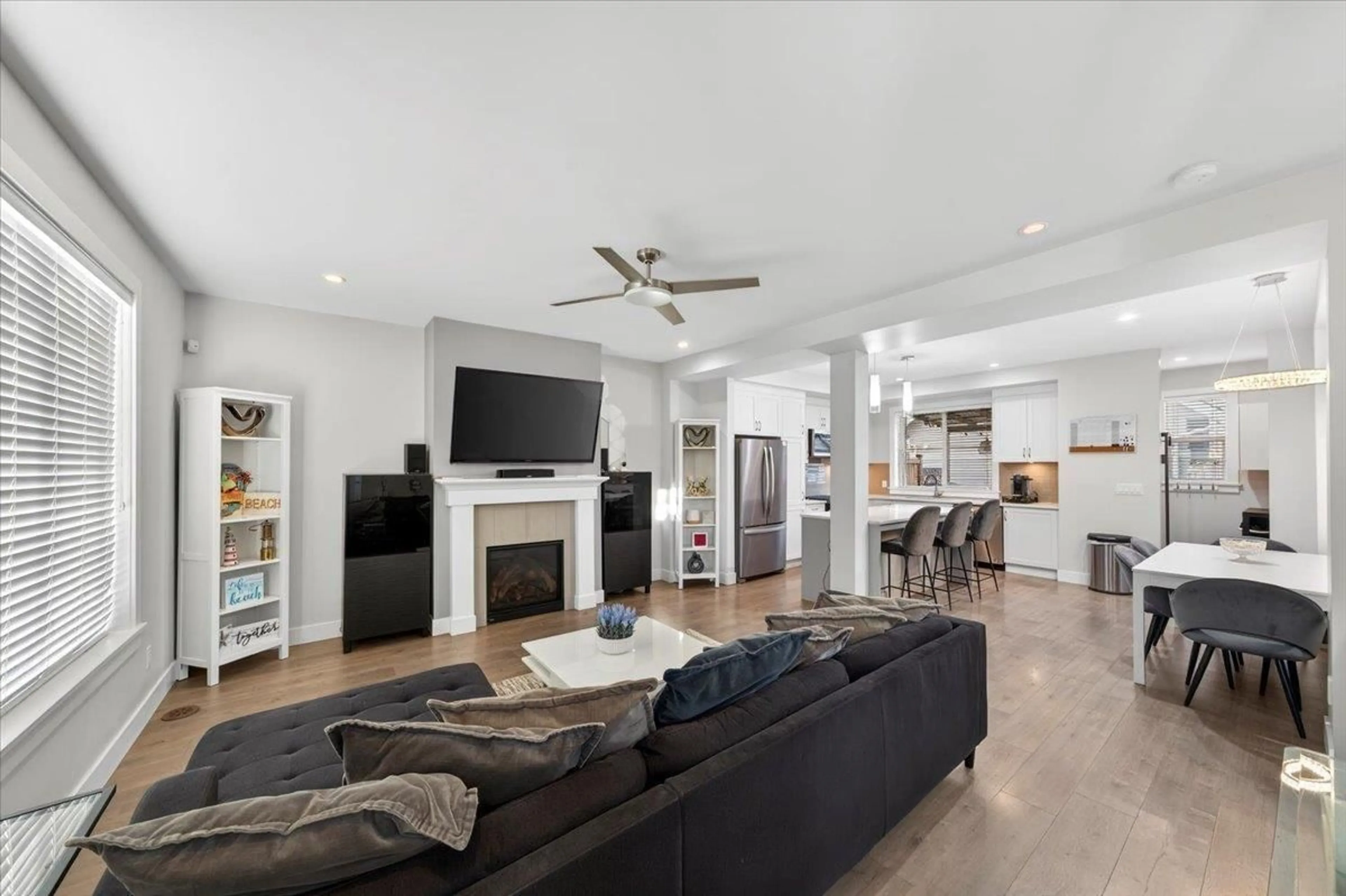 Living room with furniture, unknown for 32579 ROSS DRIVE, Mission British Columbia V2V0G4