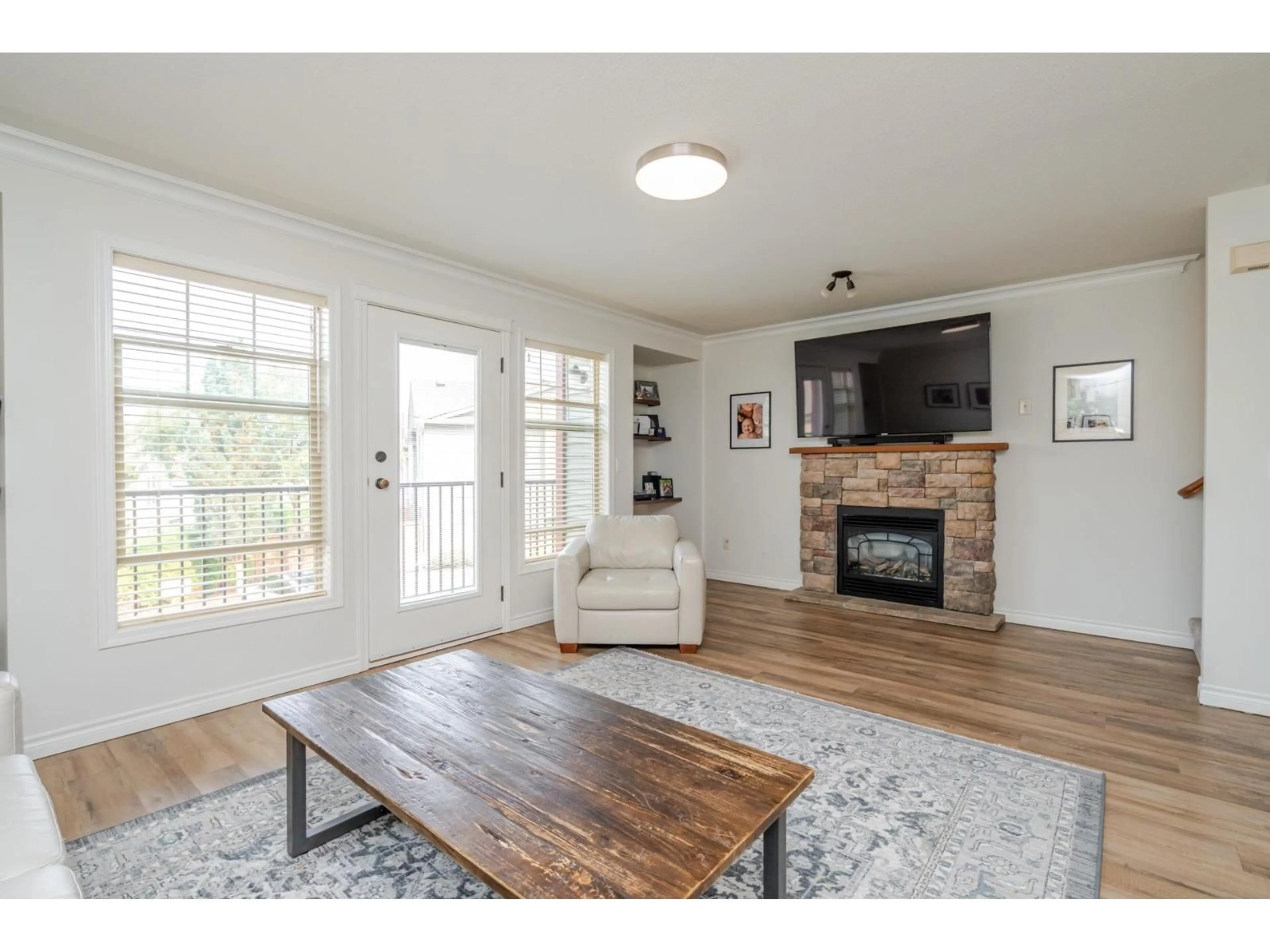 Living room with furniture, wood/laminate floor for 24 - 46840 RUSSELL ROAD, Chilliwack British Columbia V2R5Z1