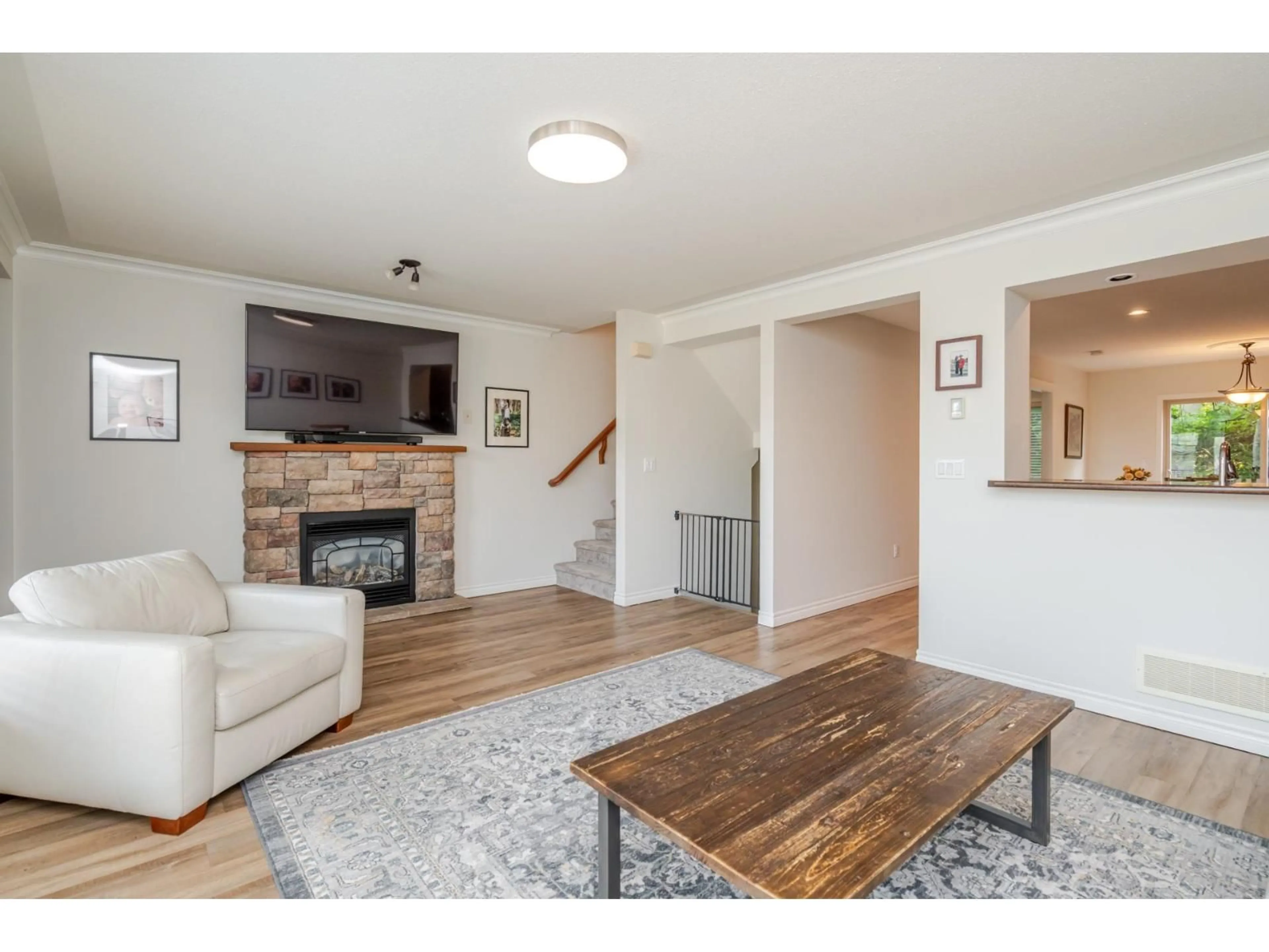 Living room with furniture, wood/laminate floor for 24 - 46840 RUSSELL ROAD, Chilliwack British Columbia V2R5Z1