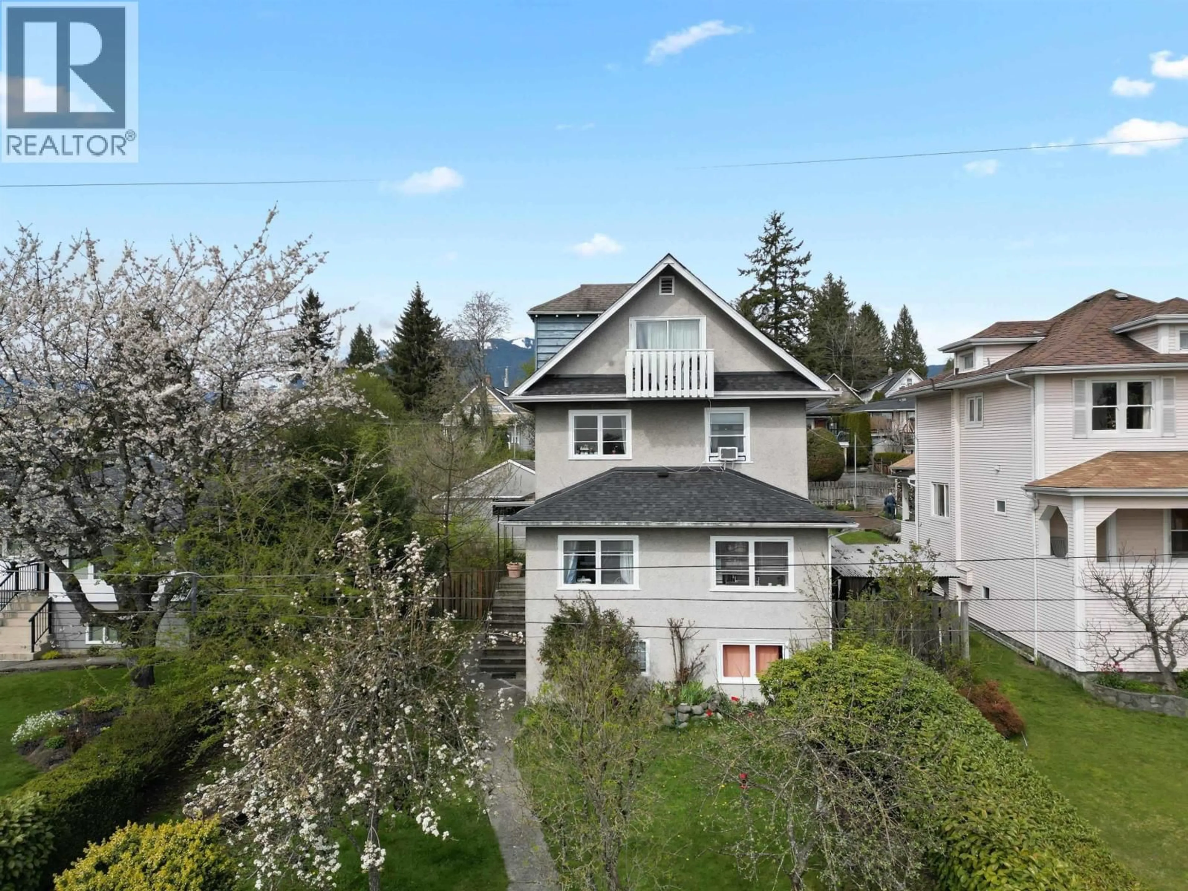 A pic from outside/outdoor area/front of a property/back of a property/a pic from drone, mountain view for 444 6TH STREET, North Vancouver British Columbia V7L1P9
